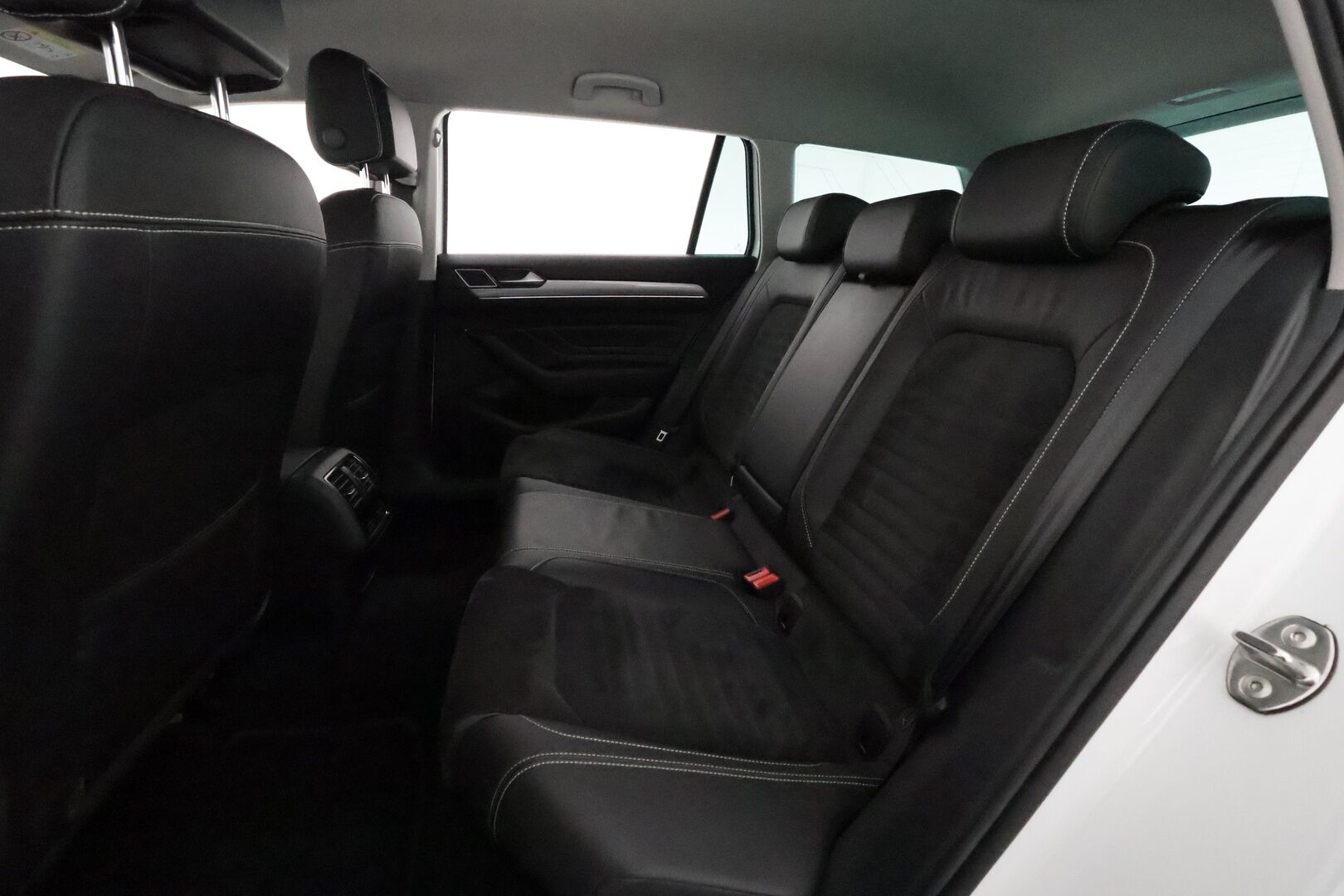 Volkswagen Passat 2021 Variant GTE Business Plug-In Hybrid 160 kW DSG *ACC / P.kamera / Webasto / IQ.Light / Koukku / Navi* - Suomi-auto / Akku kuntotarkastettu! / Kahdet renkaat aluvanteilla