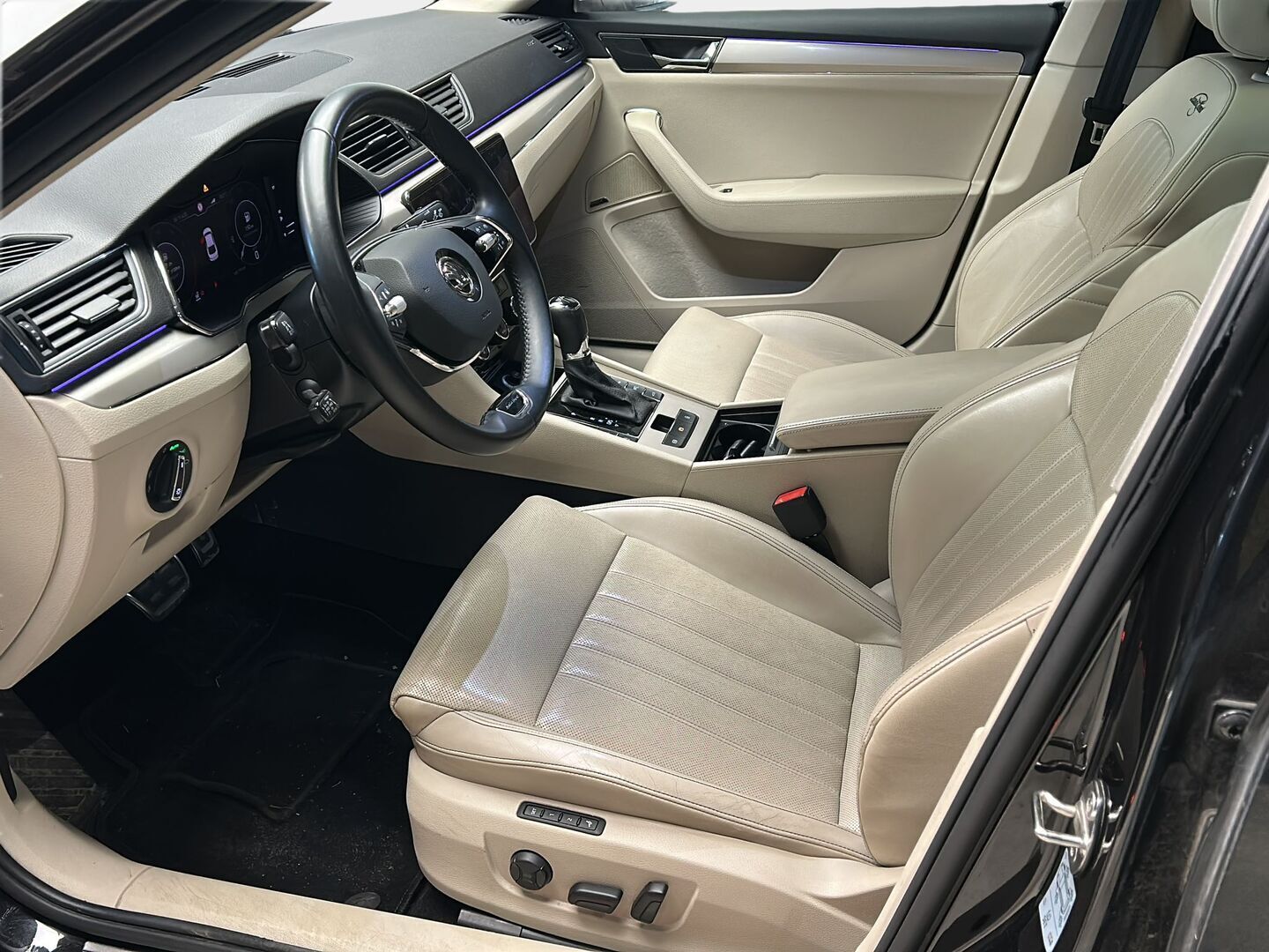 Skoda Superb 2021 1,5 TSI ACT L&K DSG Autom. * Webasto / ACC / Canton / Ilmastoidut & Hierovat Nahat / Matrix LED / Kattoluukku - SUPERVARUSTEET / Suomiauto / Facelift!