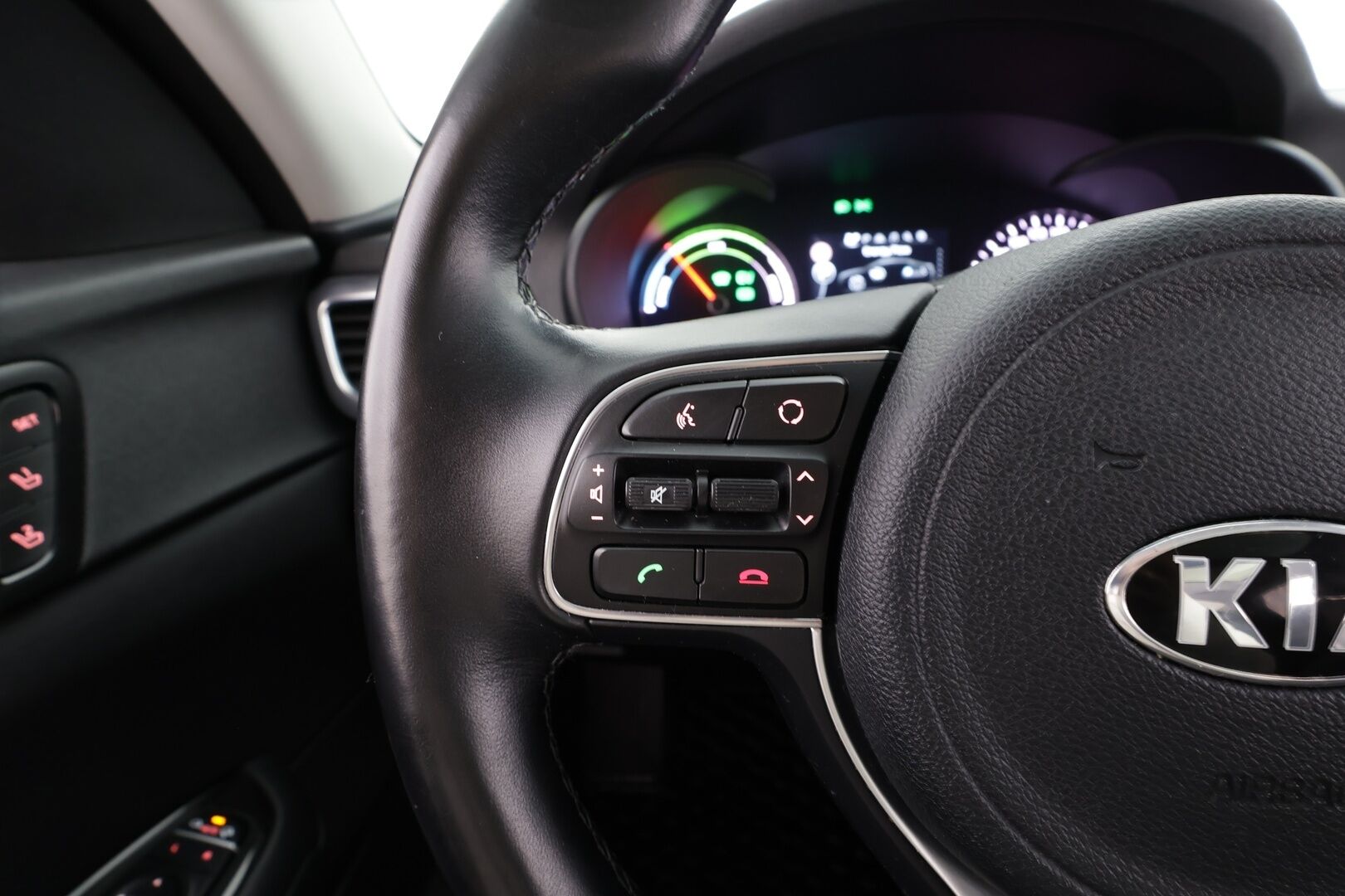 Kia Optima 2017 2,0 GDI PHEV Business Luxury A/T * ACC / P.kamera / LED / Navi / Muistipenkki / H&K / Ilmastoidut nahat / KeylessGo / Panorama * - Kahdet renkaat aluvanteilla / Juuri huollettu - HULLU BLACKWEEK KORKOTARJOUS 2,49%