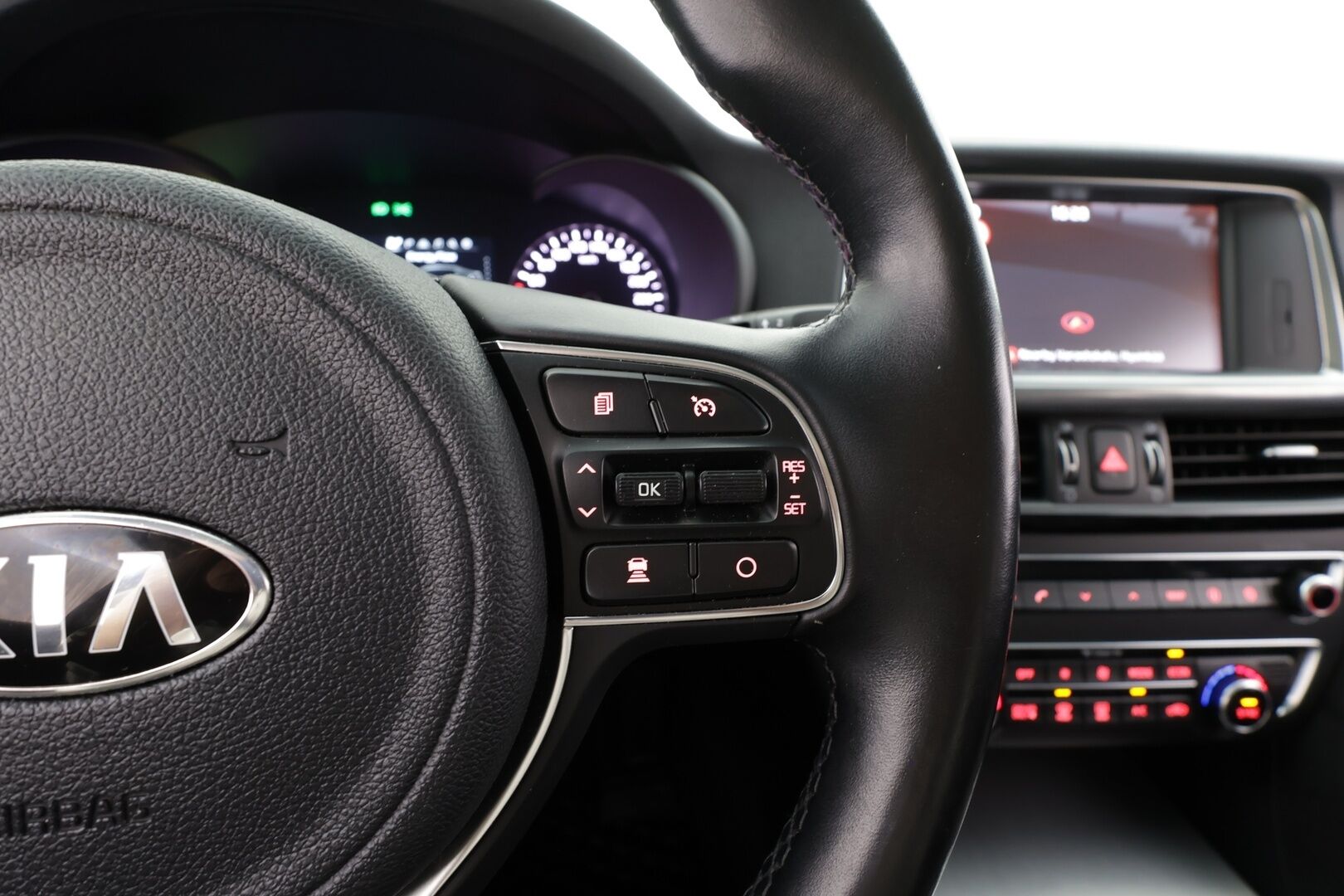 Kia Optima 2017 2,0 GDI PHEV Business Luxury A/T * ACC / P.kamera / LED / Navi / Muistipenkki / H&K / Ilmastoidut nahat / KeylessGo / Panorama * - Kahdet renkaat aluvanteilla / Juuri huollettu - HULLU BLACKWEEK KORKOTARJOUS 2,49%