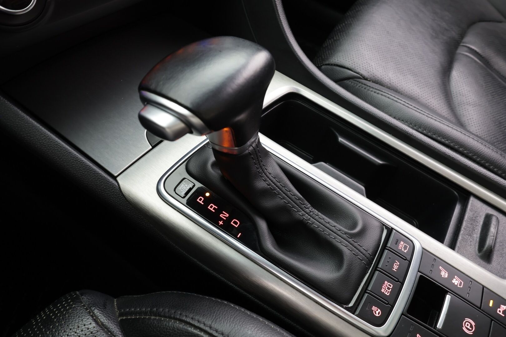 Kia Optima 2017 2,0 GDI PHEV Business Luxury A/T * ACC / P.kamera / LED / Navi / Muistipenkki / H&K / Ilmastoidut nahat / KeylessGo / Panorama * - Kahdet renkaat aluvanteilla / Juuri huollettu - HULLU BLACKWEEK KORKOTARJOUS 2,49%