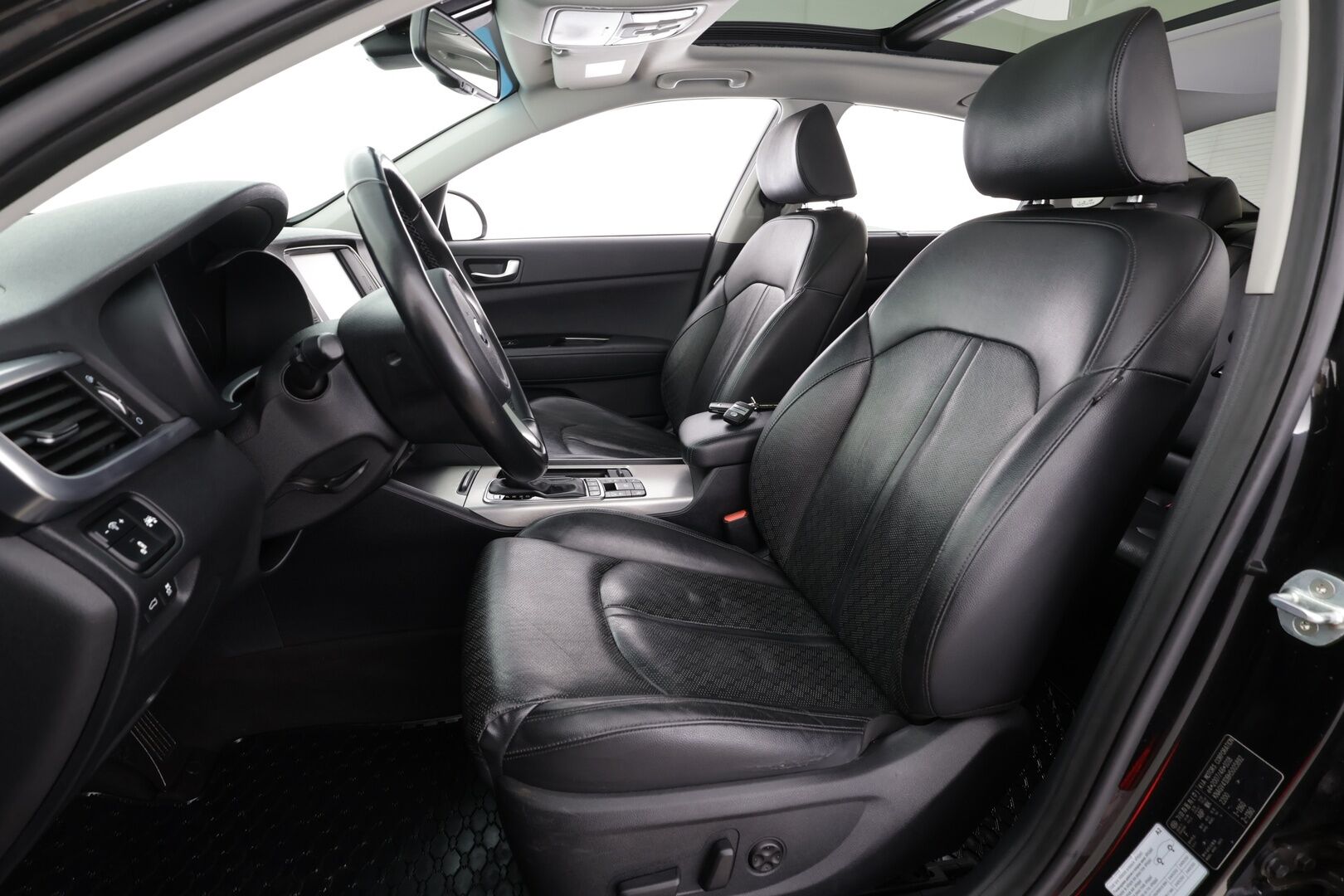 Kia Optima 2017 2,0 GDI PHEV Business Luxury A/T * ACC / P.kamera / LED / Navi / Muistipenkki / H&K / Ilmastoidut nahat / KeylessGo / Panorama * - Kahdet renkaat aluvanteilla / Juuri huollettu - HULLU BLACKWEEK KORKOTARJOUS 2,49%