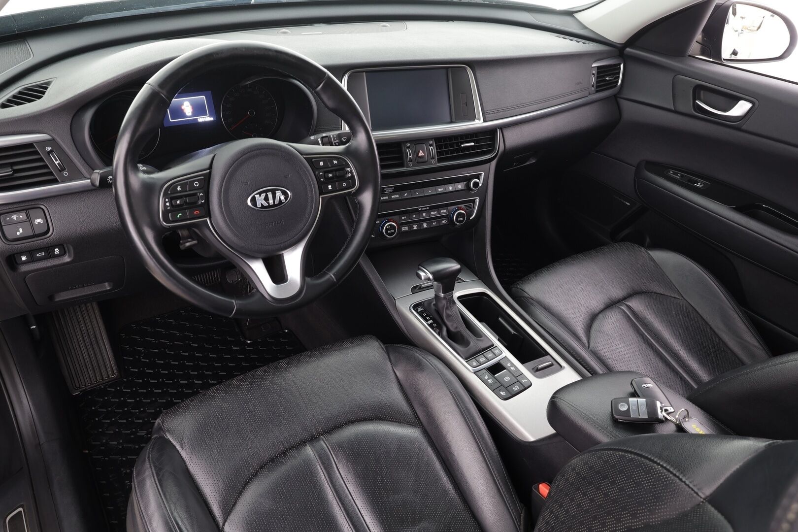 Kia Optima 2017 2,0 GDI PHEV Business Luxury A/T * ACC / P.kamera / LED / Navi / Muistipenkki / H&K / Ilmastoidut nahat / KeylessGo / Panorama * - Kahdet renkaat aluvanteilla / Juuri huollettu - HULLU BLACKWEEK KORKOTARJOUS 2,49%