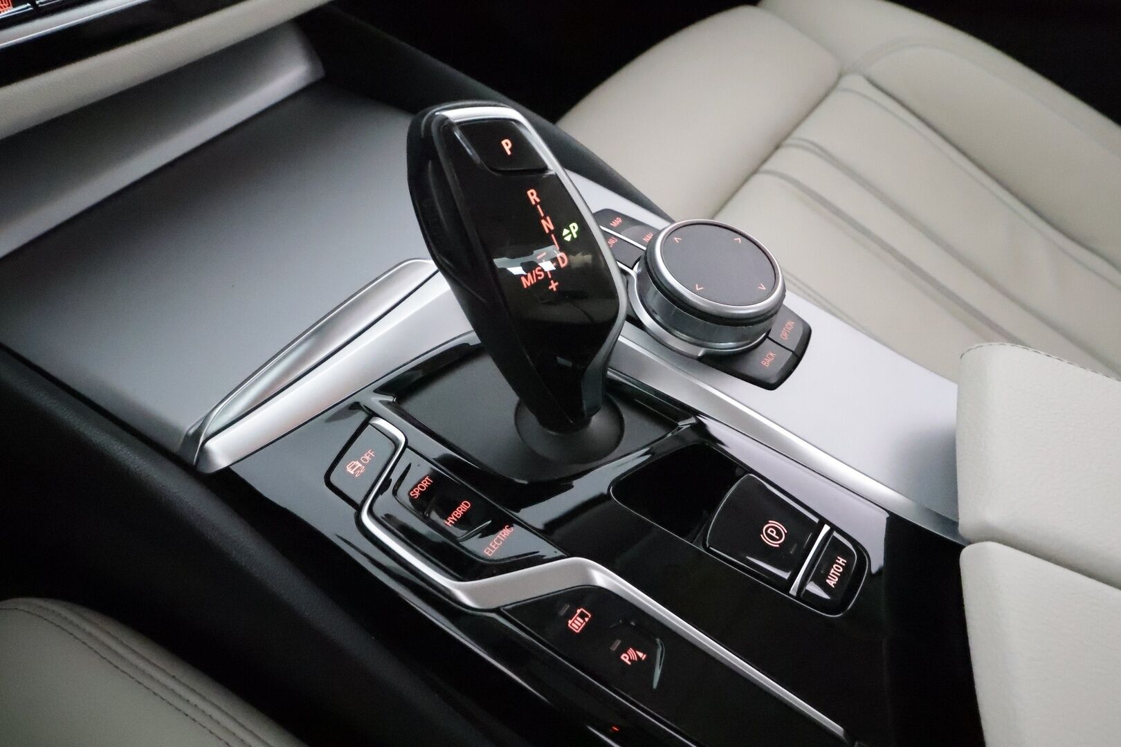 BMW 530 2021 G30 Sedan 530e xDrive A Charged Edition **Koukku / LED-valot / P.kamera / Sporttinahat Muistilla / Navi** - 1-om Suomi-auto / 2x Latauskaapelit / Kahdet Renkaat / Merkkihuollettu! - HULLU BLACKWEEK KORKOTARJOUS 2,49%