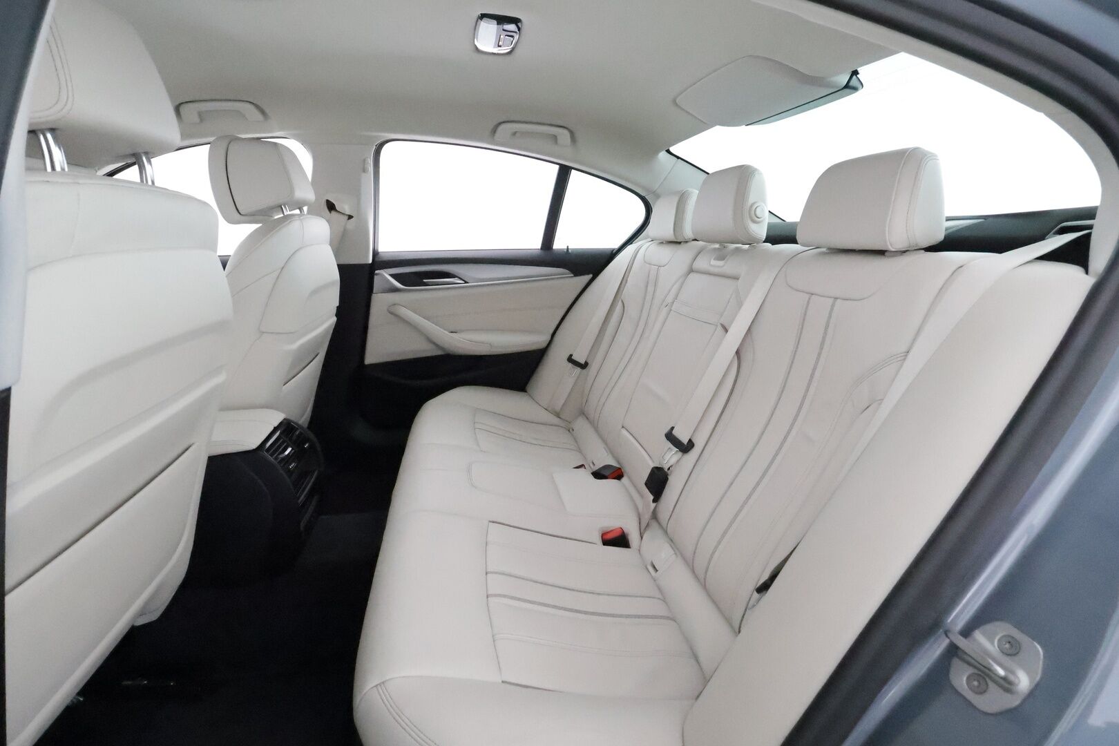 BMW 530 2021 G30 Sedan 530e xDrive A Charged Edition **Koukku / LED-valot / P.kamera / Sporttinahat Muistilla / Navi** - 1-om Suomi-auto / 2x Latauskaapelit / Kahdet Renkaat / Merkkihuollettu! - HULLU BLACKWEEK KORKOTARJOUS 2,49%