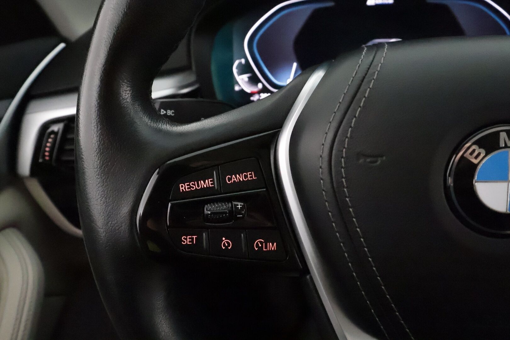 BMW 530 2021 G30 Sedan 530e xDrive A Charged Edition **Koukku / LED-valot / P.kamera / Sporttinahat Muistilla / Navi** - 1-om Suomi-auto / 2x Latauskaapelit / Kahdet Renkaat / Merkkihuollettu!