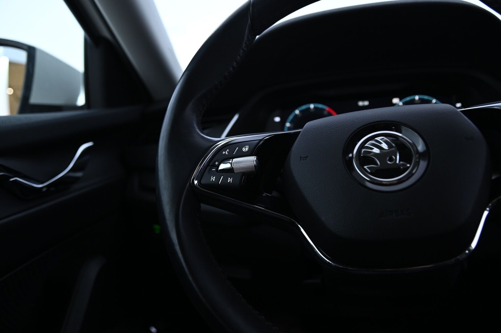 Skoda Octavia 2021 Combi 2,0 TDI 150 Ambition Launch Edition DSG Aut. *Webasto / Digimittaristo / Tutkat / LED / Koukku* - Tilava perhefarkku / Uusi korinen / Koukullinen suomi-auto