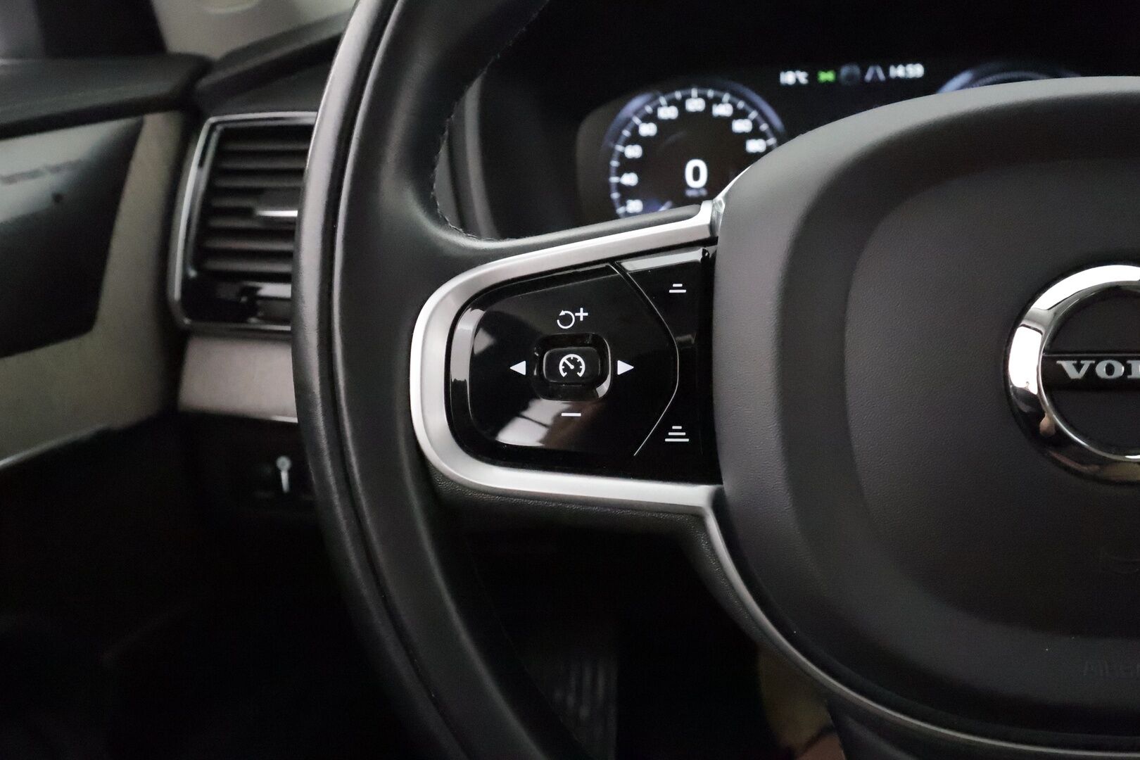 Volvo XC90 2021 T8 TwE AWD Inscription ** Panorama / Webasto / Koukku / 360°Kamera / Ilma-alusta / Ilmastoidut Sporttinahat Muistilla ** - 3,99 % KORKOTARJOUS TÄHÄN AUTOON - Suomi-auto / Merkkihuollettu / 2x Renkaat / Akku Kuntotarkistettu!