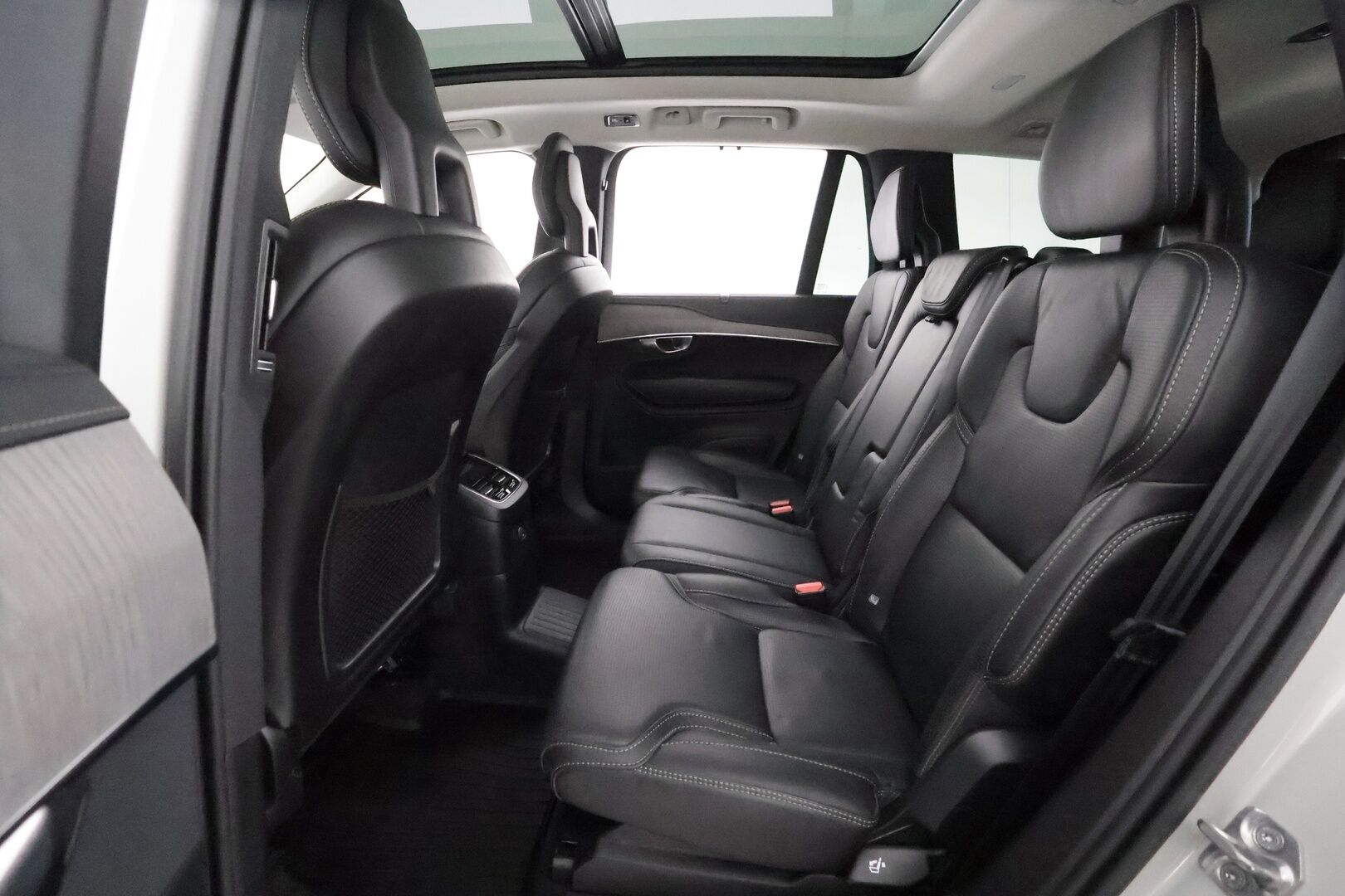 Volvo XC90 2021 T8 TwE AWD Inscription ** Panorama / Webasto / Koukku / 360°Kamera / Ilma-alusta / Ilmastoidut Sporttinahat Muistilla ** - 3,99 % KORKOTARJOUS TÄHÄN AUTOON - Suomi-auto / Merkkihuollettu / 2x Renkaat / Akku Kuntotarkistettu!