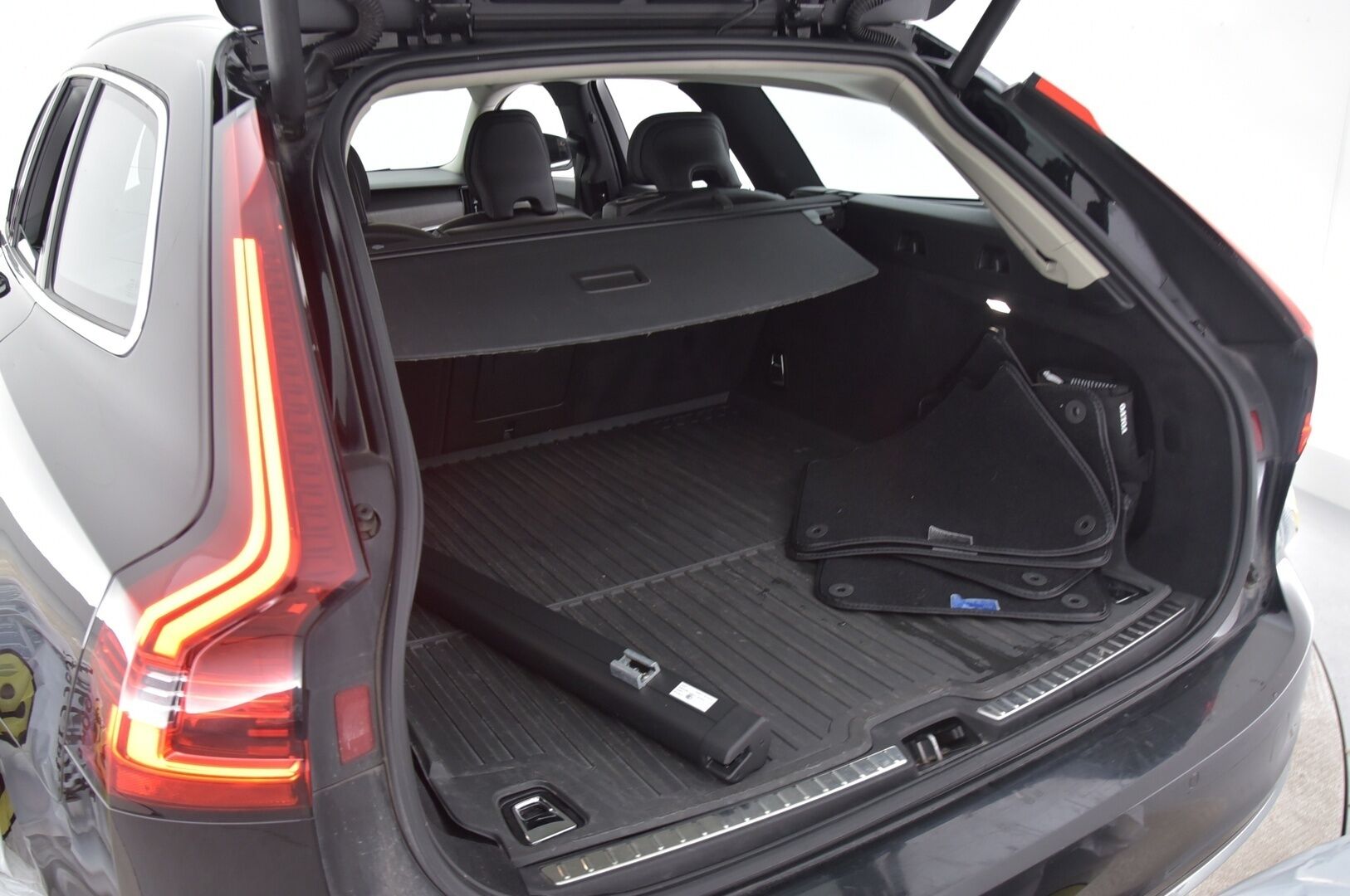 Volvo V90 2021 D3 Inscription Edition aut * Adapt.vakkari / Keyless Go / P.kamera / Navi / Muistipenkit / VOC * - * Suomiauto kattavasti varusteltuna! / Pilot Assist / BLIS / 2x renkaat *