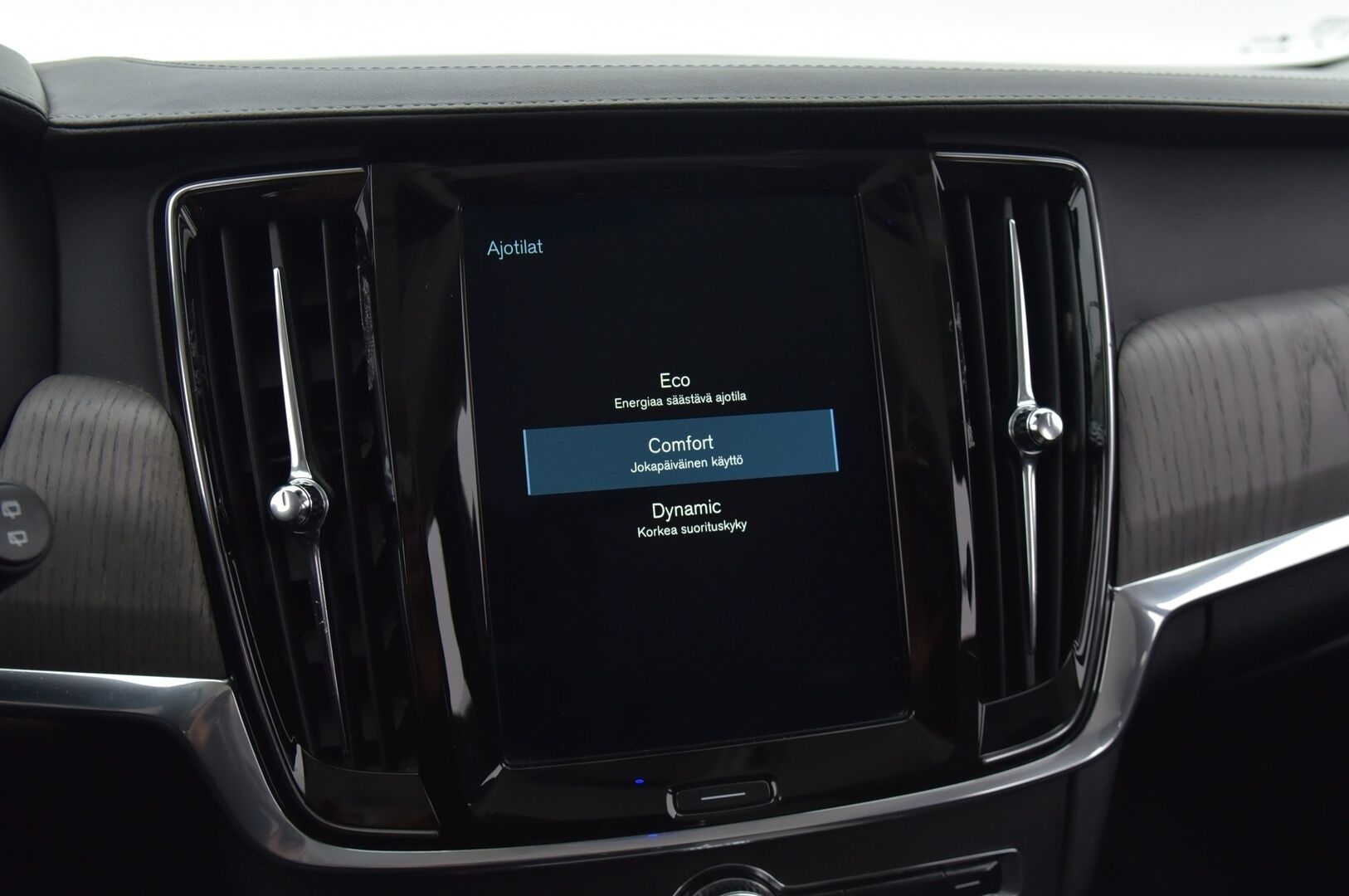 Volvo V90 2021 D3 Inscription Edition aut * Pilot Assist / Webasto / Keyless Go / P.kamera / Navi / Muistipenkit / VOC * - * Facelift / Suomiauto kattavasti varusteltuna! / BLIS / 2x renkaat * - HULLUT JOULUT KORKOTARJOUS 2,49% 