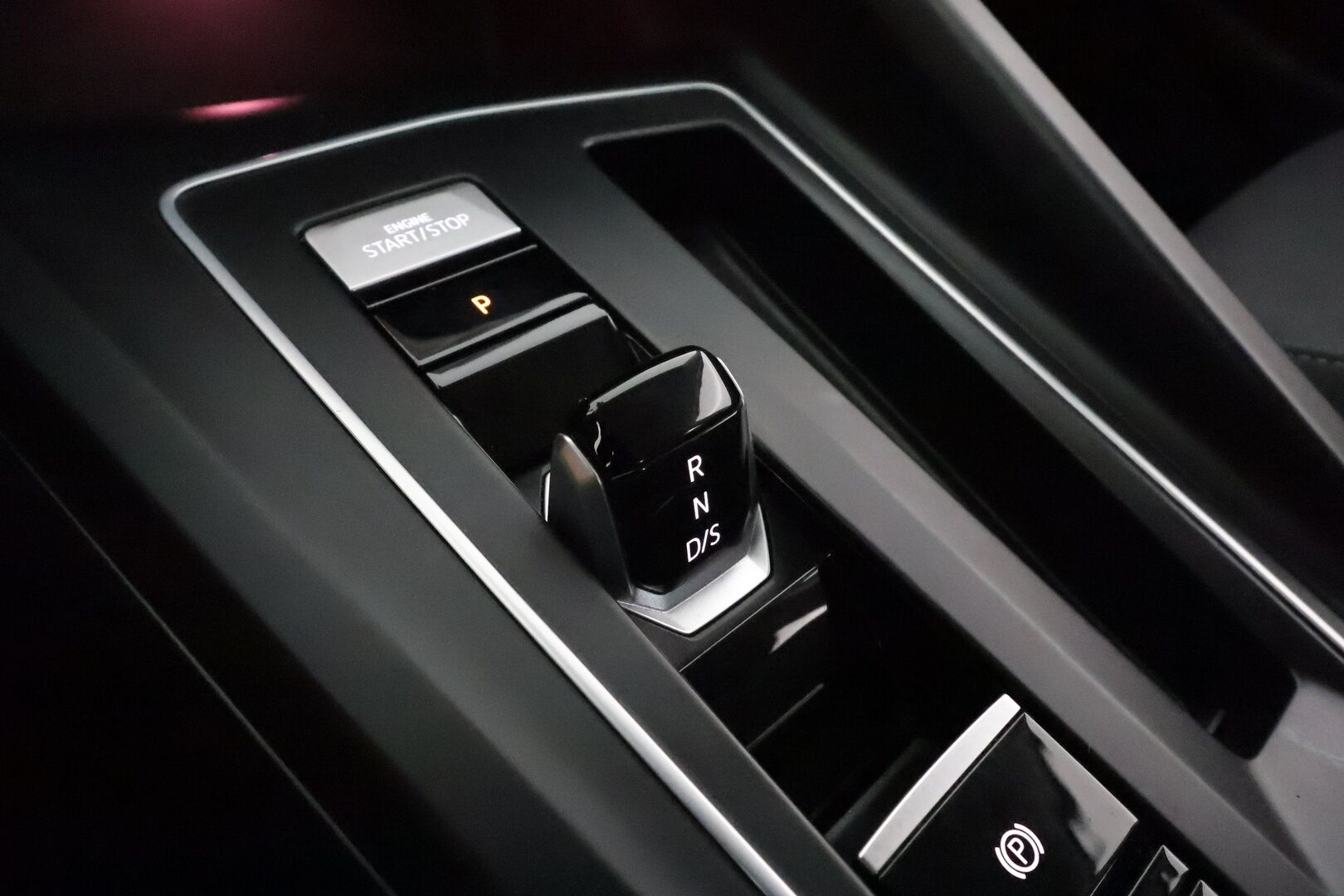 Volkswagen Golf 2021 First Edition Style 1,5 eTSI 110kW (MHEV) DSG *ACC / Matrix-LED / Hierova Sportistuin Muistilla / Webasto* - KATSO MIHIN HINTAAN! / Suomi-auto / Juuri huollettu! / Kahdet renkaat alumiinivanteilla / Style-Line