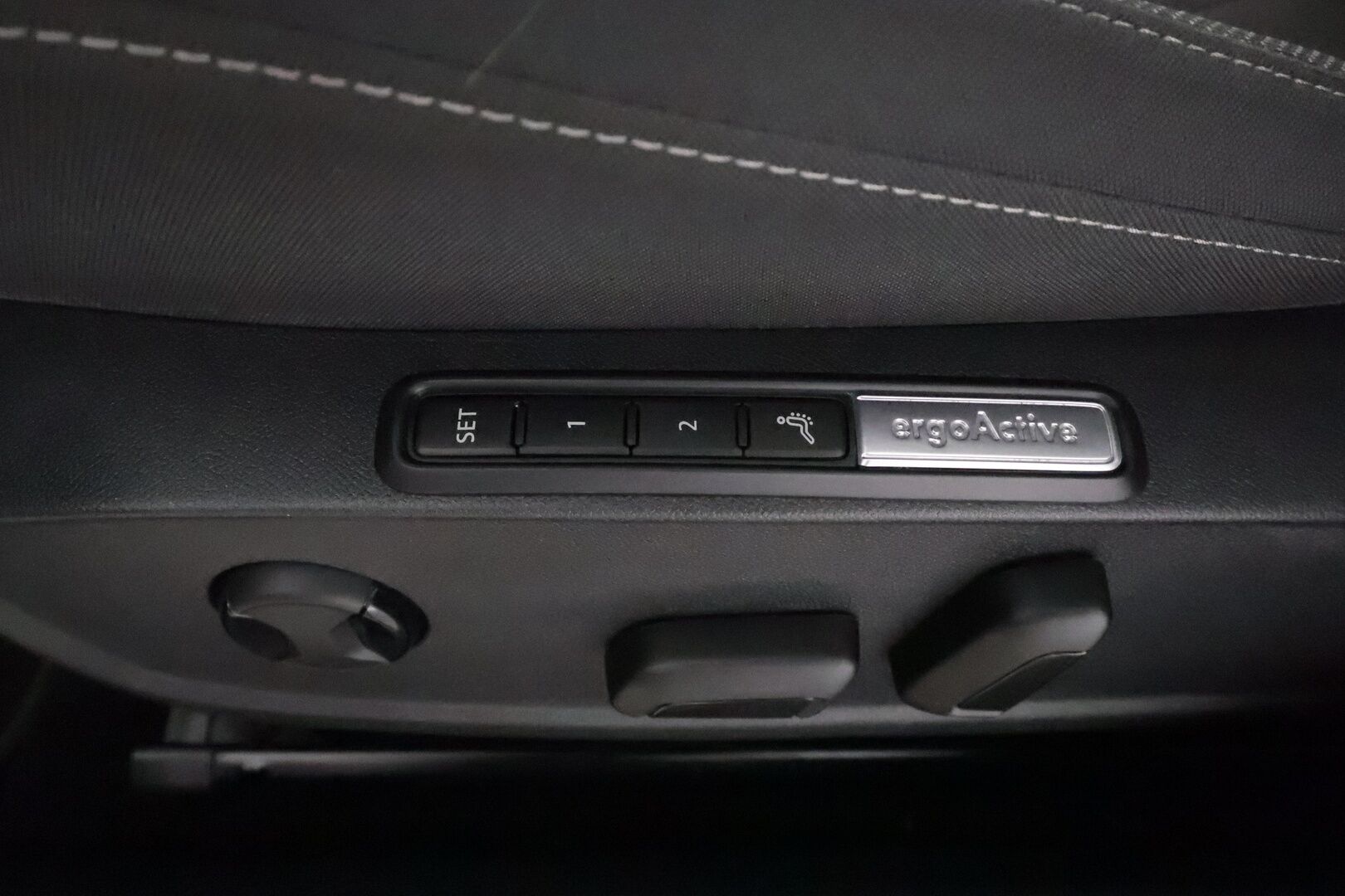 Volkswagen Golf 2021 First Edition Style 1,5 eTSI 110kW (MHEV) DSG *ACC / Matrix-LED / Hierova Sportistuin Muistilla / Webasto* - Suomi-auto / Kahdet renkaat alumiinivanteilla / Style-Line