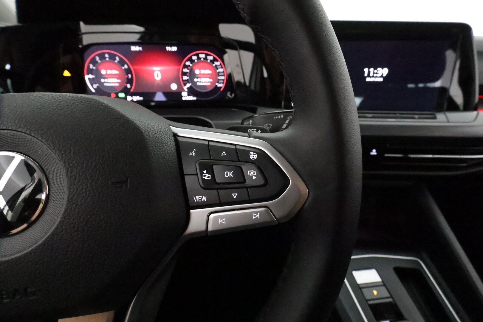 Volkswagen Golf 2021 First Edition Style 1,5 eTSI 110kW (MHEV) DSG *ACC / Matrix-LED / Hierova Sportistuin Muistilla / Webasto* - KATSO MIHIN HINTAAN! / Suomi-auto / Juuri huollettu! / Kahdet renkaat alumiinivanteilla / Style-Line