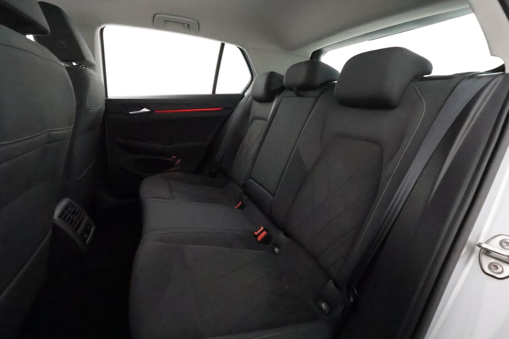 Volkswagen Golf 2021 First Edition Style 1,5 eTSI 110kW (MHEV) DSG *ACC / Matrix-LED / Hierova Sportistuin Muistilla / Webasto* - KATSO MIHIN HINTAAN! / Suomi-auto / Juuri huollettu! / Kahdet renkaat alumiinivanteilla / Style-Line