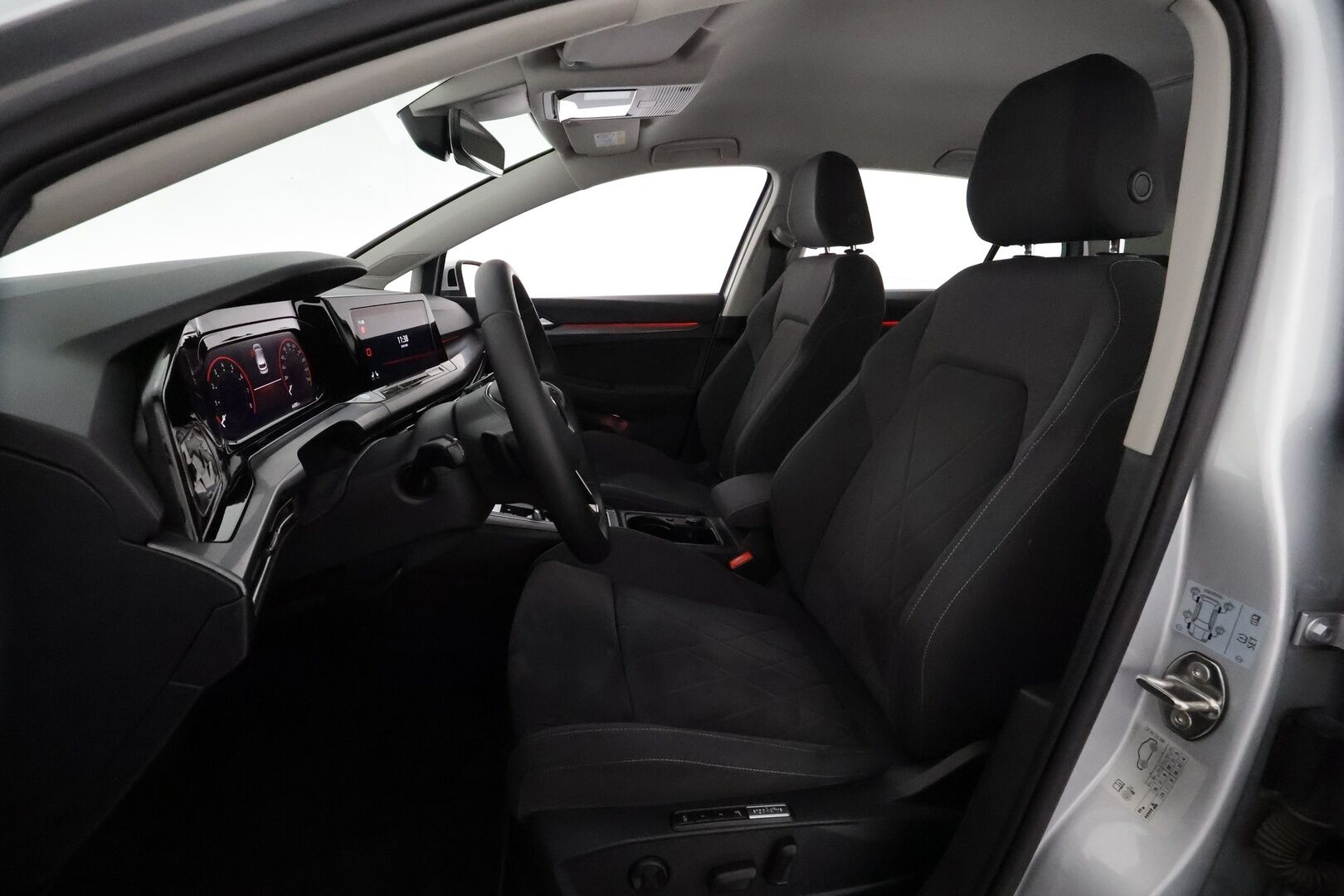 Volkswagen Golf 2021 First Edition Style 1,5 eTSI 110kW (MHEV) DSG *ACC / Matrix-LED / Hierova Sportistuin Muistilla / Webasto* - KATSO MIHIN HINTAAN! / Suomi-auto / Juuri huollettu! / Kahdet renkaat alumiinivanteilla / Style-Line