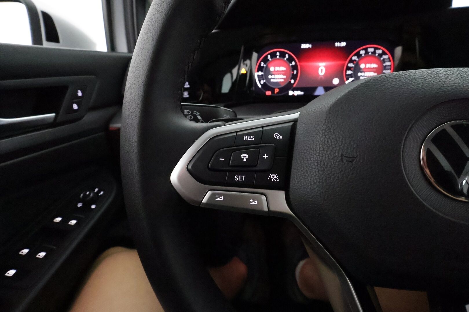 Volkswagen Golf 2021 First Edition Style 1,5 eTSI 110kW (MHEV) DSG *ACC / Matrix-LED / Hierova Sportistuin Muistilla / Webasto* - KATSO MIHIN HINTAAN! / Suomi-auto / Juuri huollettu! / Kahdet renkaat alumiinivanteilla / Style-Line