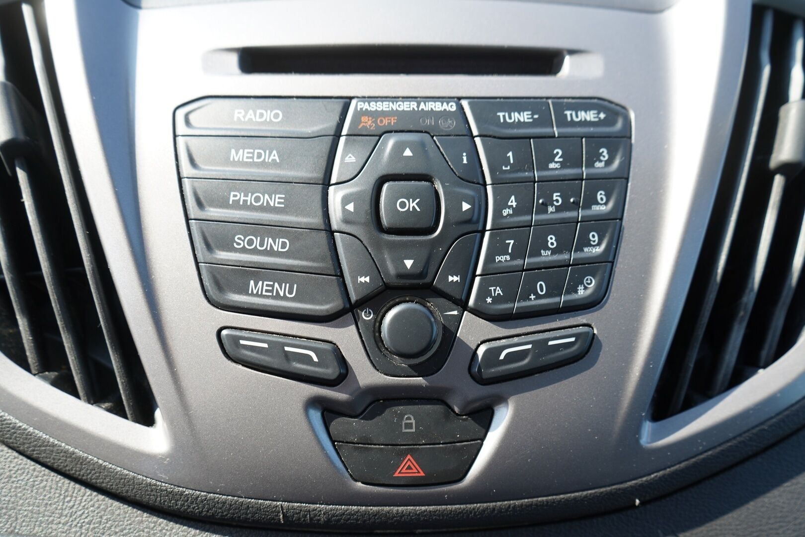 Ford Transit 2019 Umpikorinen (BB) 4ov *Webasto / Vakkari / Kamera / Tutkat - 1.Om / Alv 25,5% / Kahdet vanteet / Myydään tuulilasi juuri vaihdettuna!