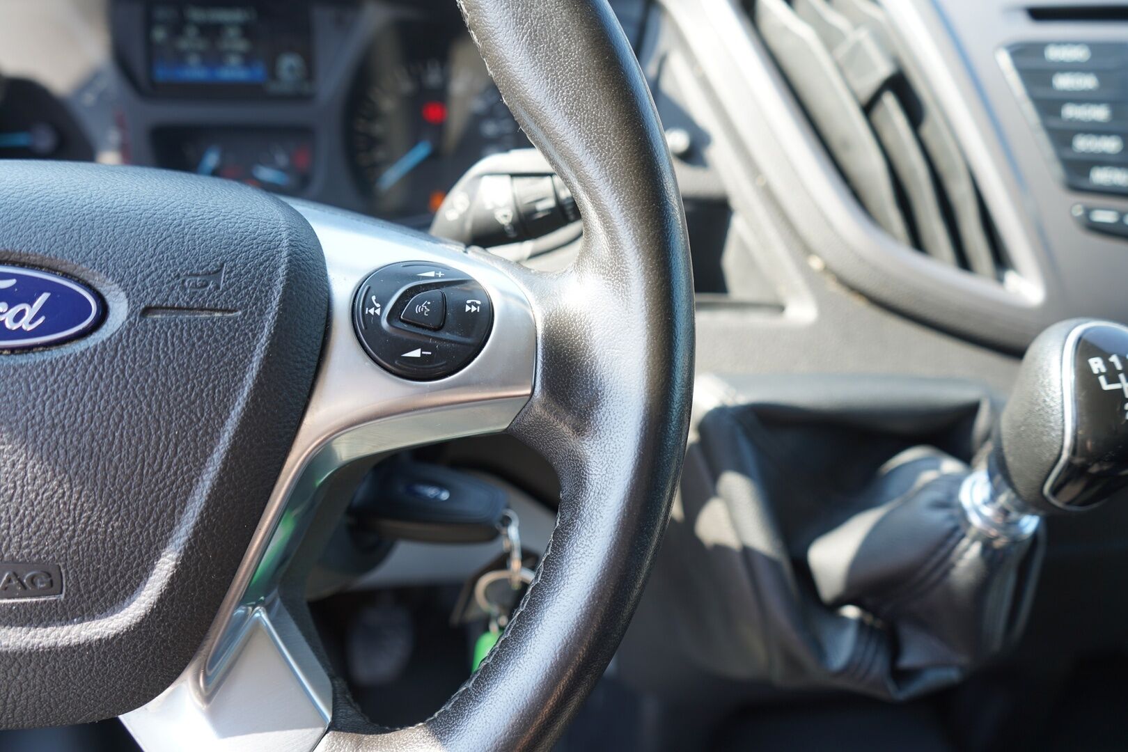 Ford Transit 2019 Umpikorinen (BB) 4ov *Webasto / Vakkari / Kamera / Tutkat - 1.Om / Alv 25,5% / Kahdet vanteet / Myydään tuulilasi juuri vaihdettuna!