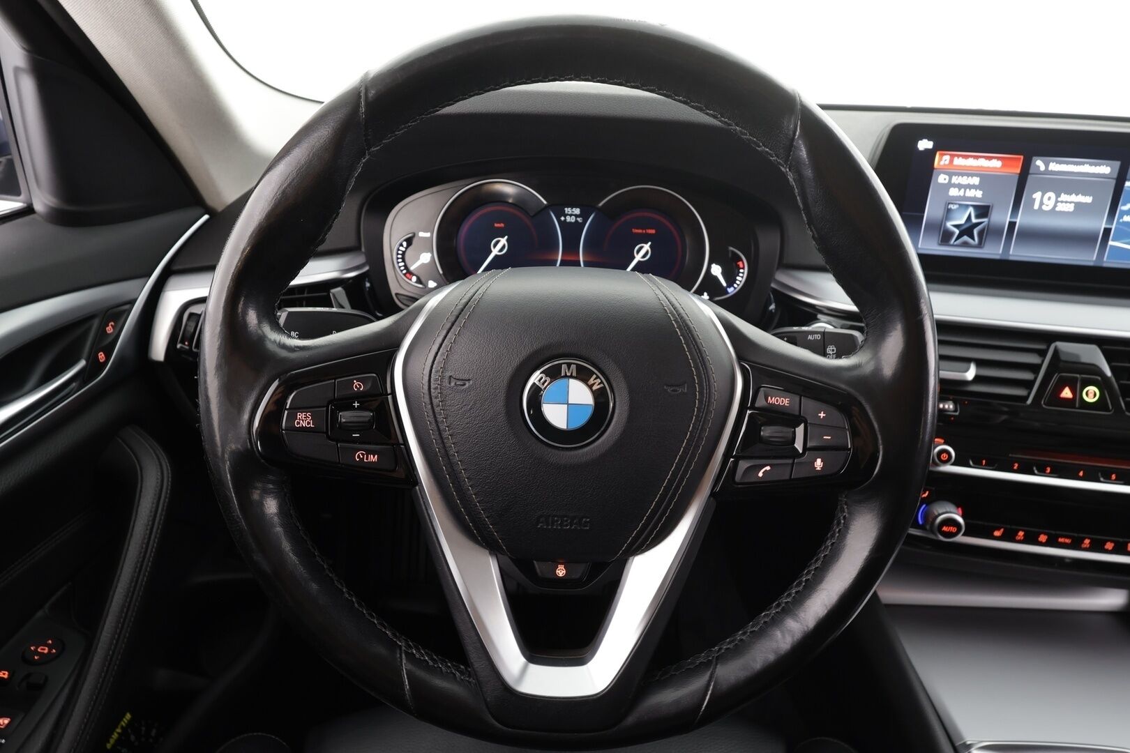 BMW 520 2018 G31 Touring 520d A Business * Webasto / Koukku / LED / Sportnahat / P.kamera / Prof.Navi / Kaistavahti / Vakkari * - Kahdet renkaat / Merkkihuollot / Upea nahkasisusta!