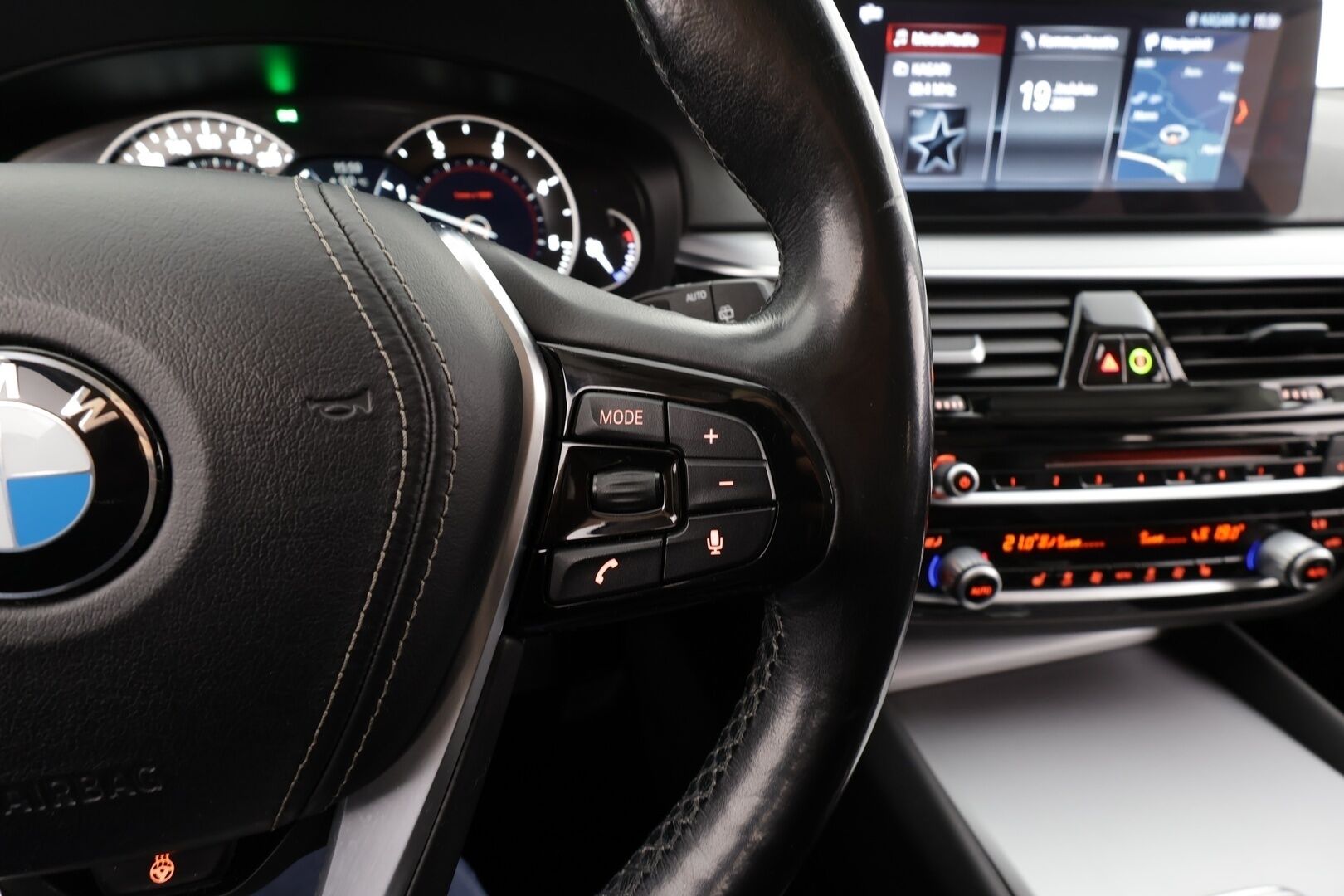 BMW 520 2018 G31 Touring 520d A Business * Webasto / Koukku / LED / Sportnahat / P.kamera / Prof.Navi / Kaistavahti / Vakkari * - Kahdet renkaat / Merkkihuollot / Upea nahkasisusta!