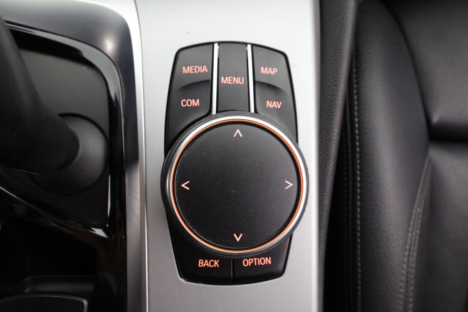 BMW 520 2018 G31 Touring 520d A Business * Webasto / Koukku / LED / Sportnahat / P.kamera / Navi / Kaistavahti / Vakkari * - Kahdet renkaat / Merkkihuollot