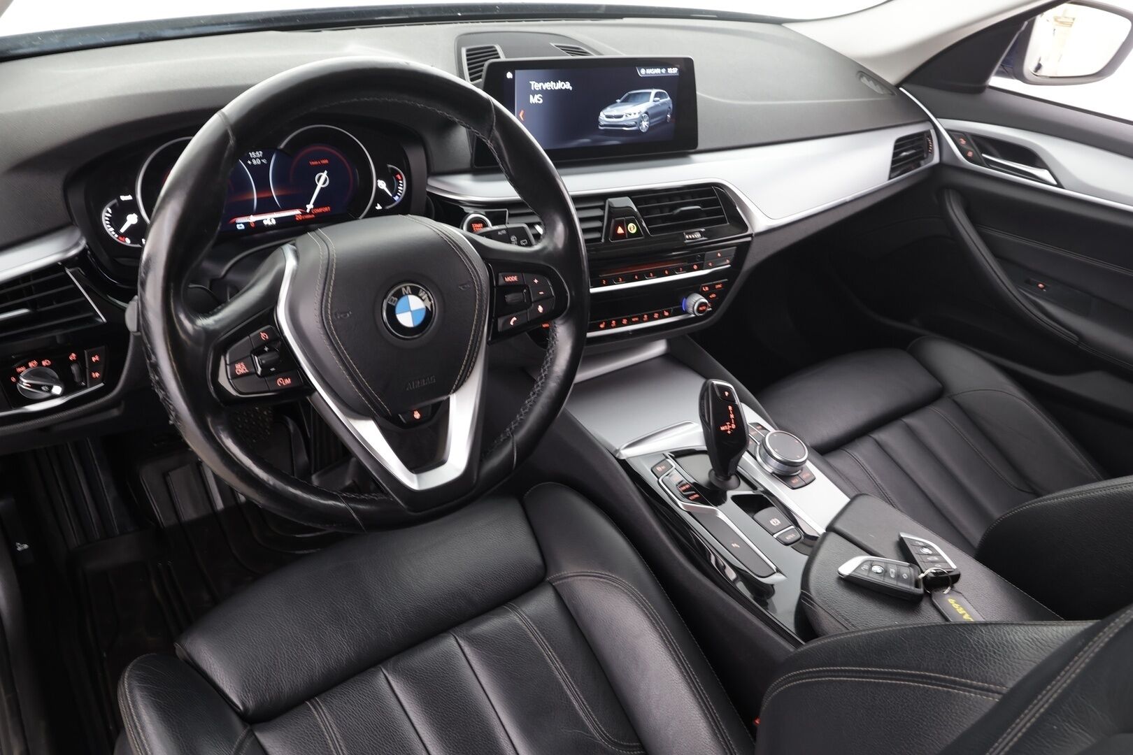 BMW 520 2018 G31 Touring 520d A Business * Webasto / Koukku / LED / Sportnahat / P.kamera / Prof.Navi / Kaistavahti / Vakkari * - Kahdet renkaat / Merkkihuollot / Upea nahkasisusta!