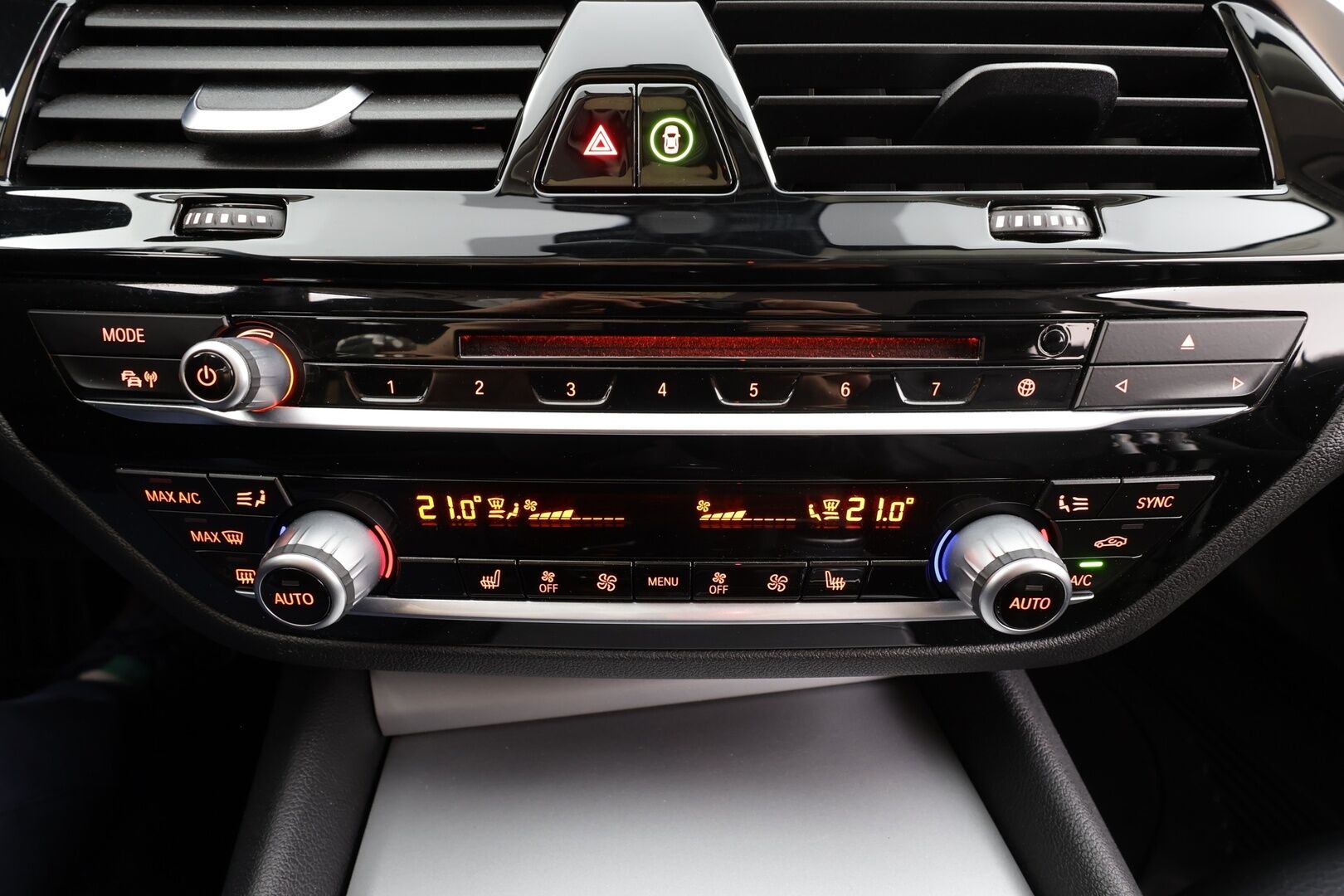 BMW 520 2017 G31 Touring 520d A Business * Webasto / Koukku / LED / Sportnahat / P.kamera / Navi / Kaistavahti / Vakkari * - Kahdet renkaat / Merkkihuollot