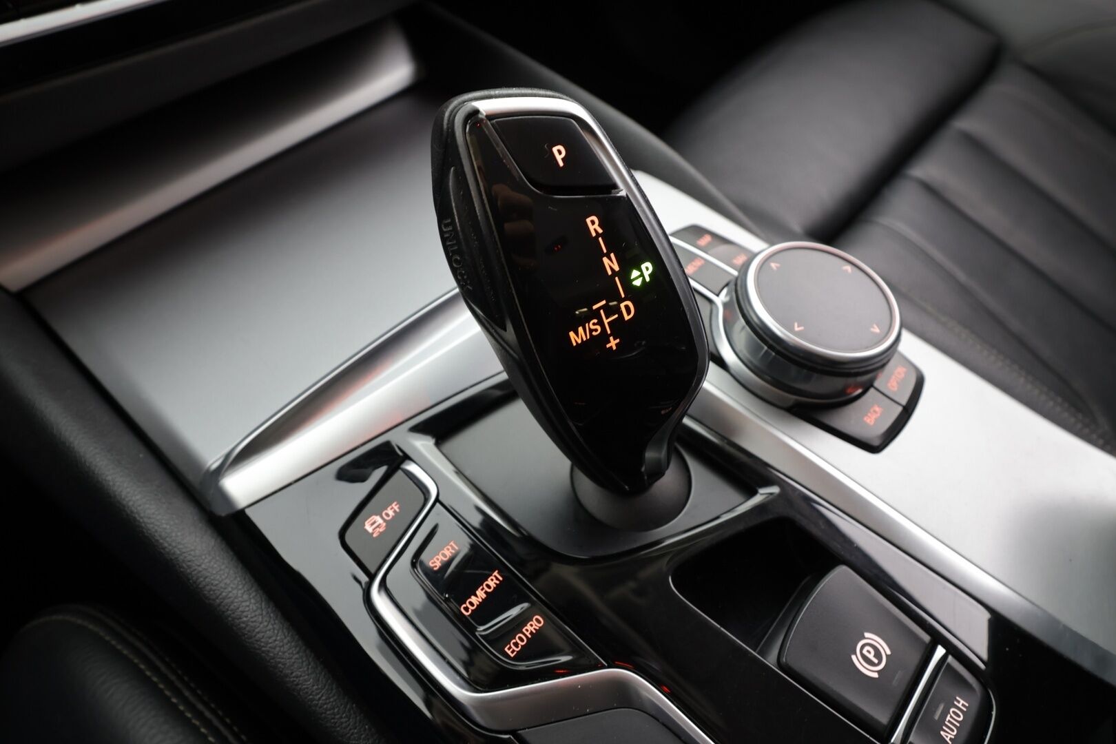 BMW 520 2017 G31 Touring 520d A Business * Webasto / Koukku / LED / Sportnahat / P.kamera / Navi / Kaistavahti / Vakkari * - Kahdet renkaat / Merkkihuollot