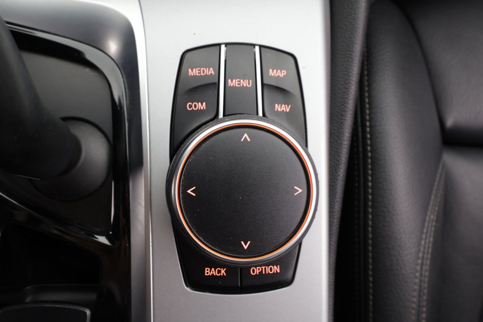 BMW 520 2017 G31 Touring 520d A Business * Webasto / Koukku / LED / Sportnahat / P.kamera / Navi / Kaistavahti / Vakkari * - Kahdet renkaat / Merkkihuollot