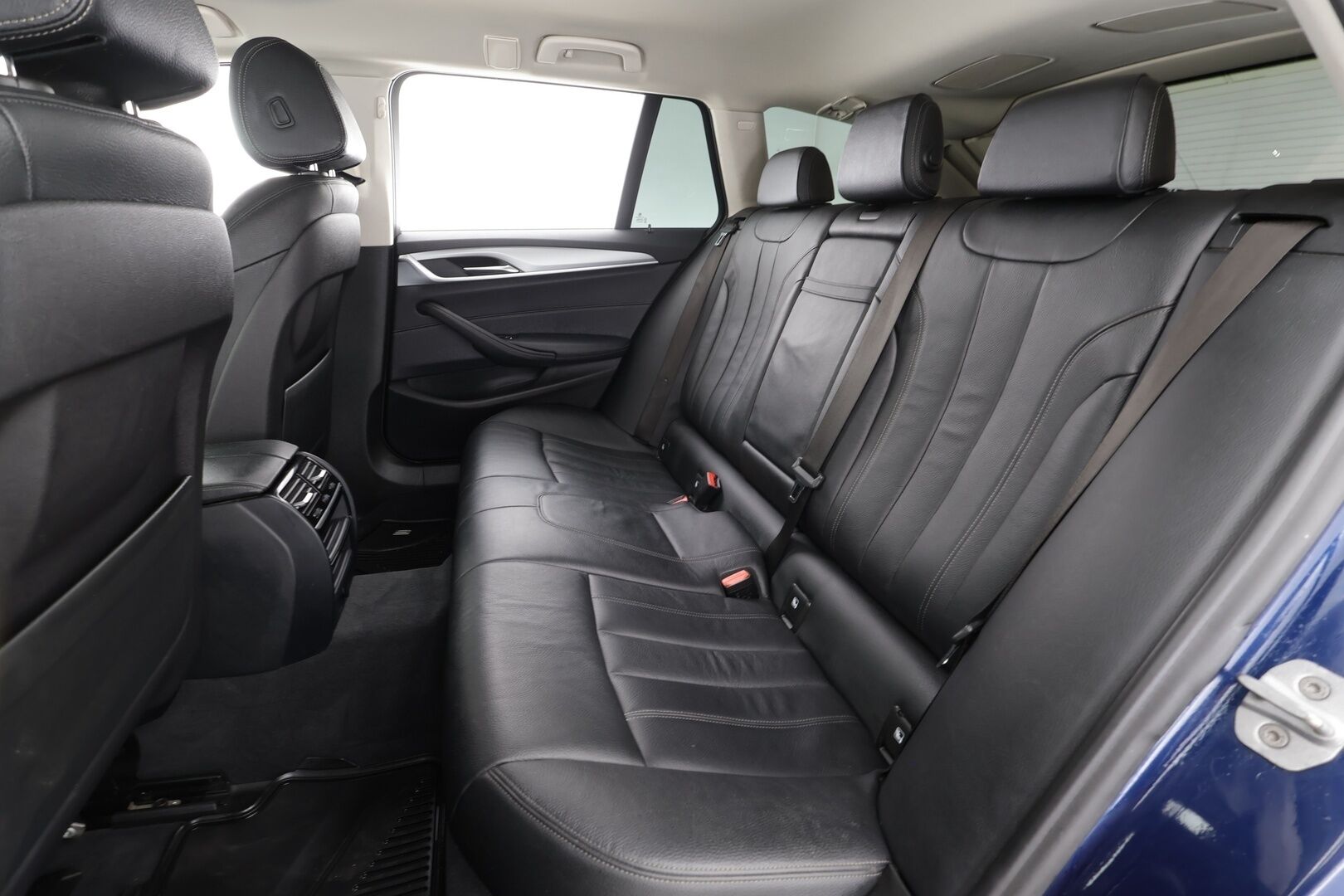 BMW 520 2018 G31 Touring 520d A Business * Webasto / Koukku / LED / Sportnahat / P.kamera / Navi / Kaistavahti / Vakkari * - Kahdet renkaat / Merkkihuollot