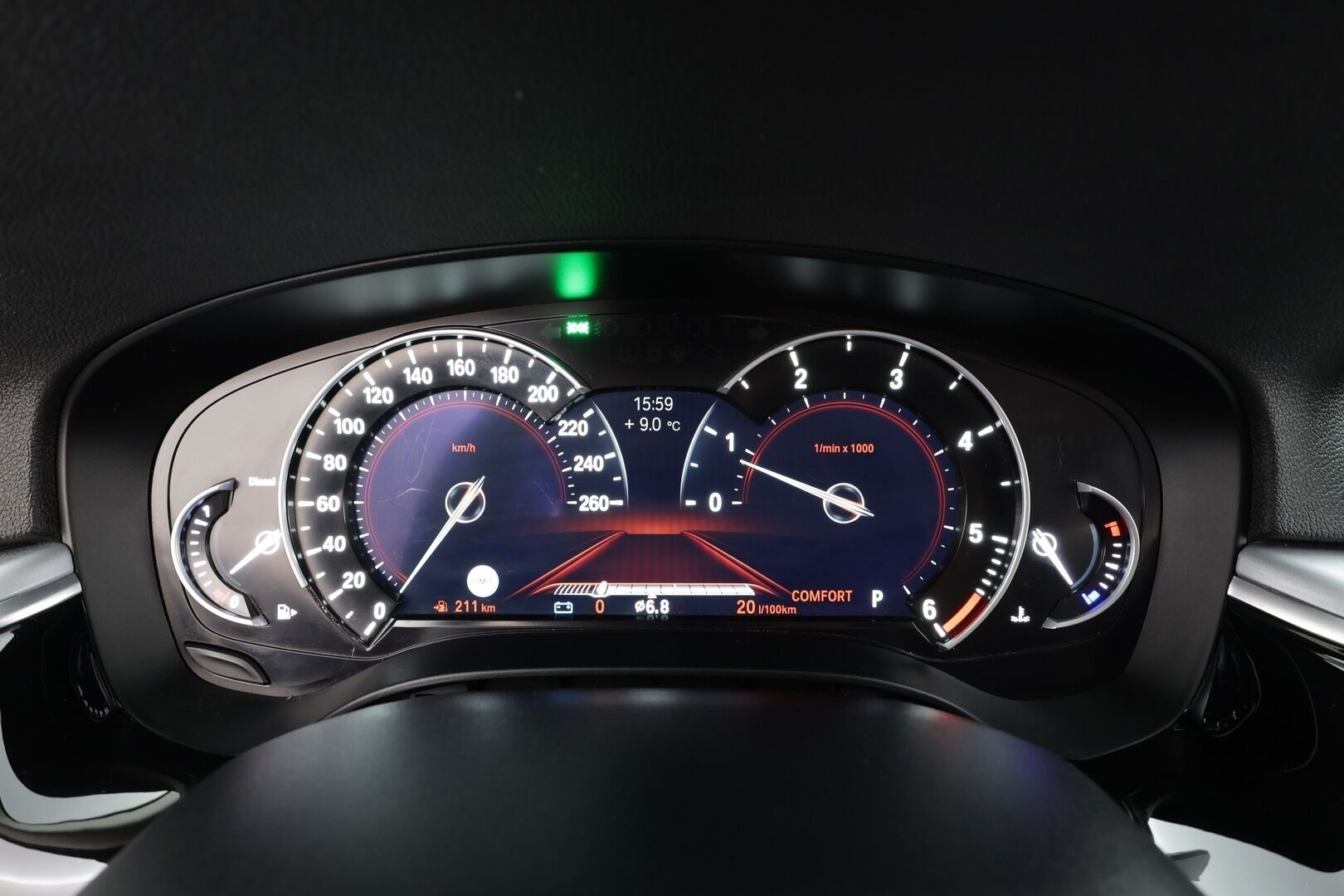 BMW 520 2018 G31 Touring 520d A Business * Webasto / Koukku / LED / Sportnahat / P.kamera / Prof.Navi / Kaistavahti / Vakkari * - Kahdet renkaat / Merkkihuollot / Upea nahkasisusta!