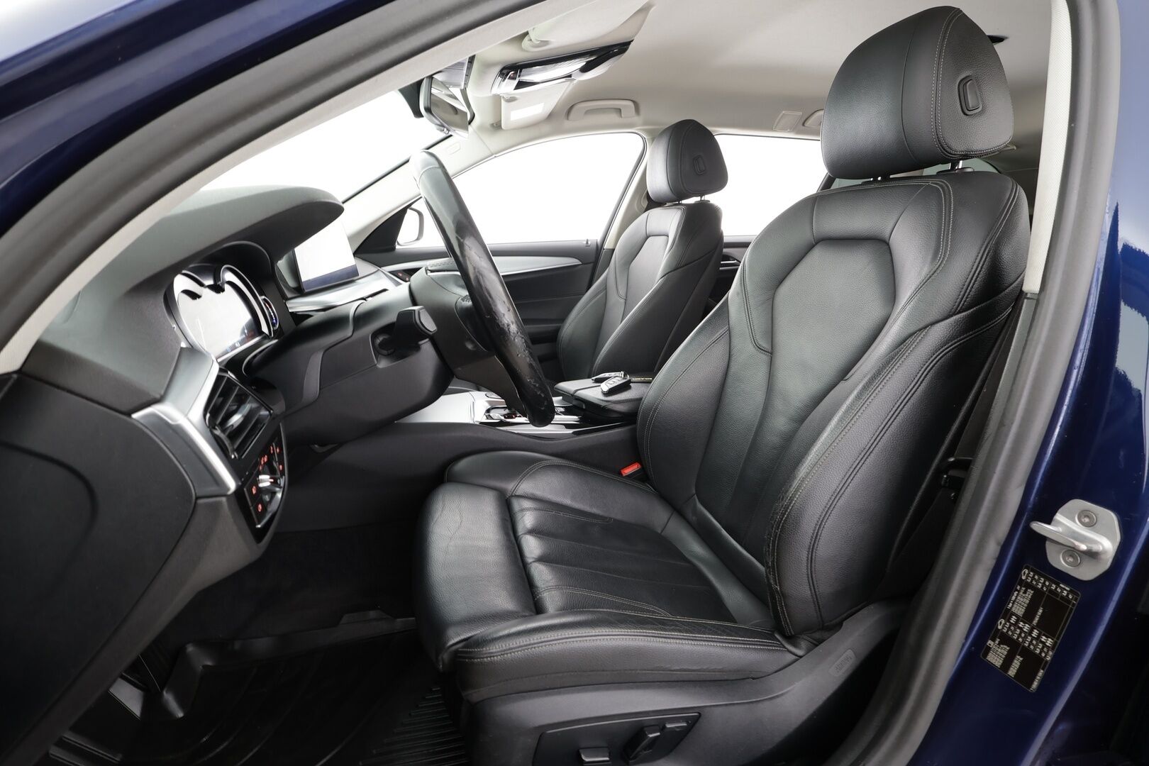 BMW 520 2017 G31 Touring 520d A Business * Webasto / Koukku / LED / Sportnahat / P.kamera / Navi / Kaistavahti / Vakkari * - Kahdet renkaat / Merkkihuollot