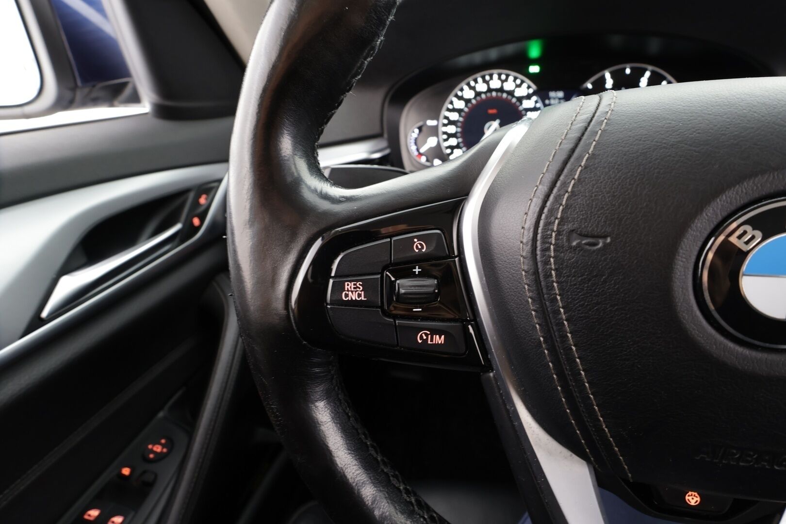 BMW 520 2018 G31 Touring 520d A Business * Webasto / Koukku / LED / Sportnahat / P.kamera / Prof.Navi / Kaistavahti / Vakkari * - Kahdet renkaat / Merkkihuollot / Upea nahkasisusta!