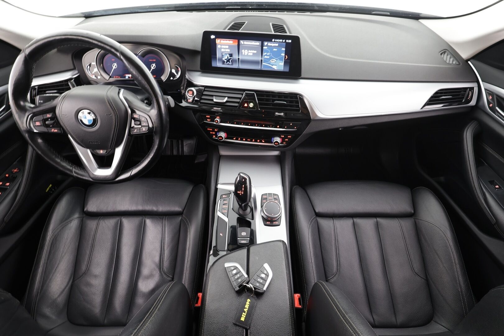 BMW 520 2017 G31 Touring 520d A Business * Webasto / Koukku / LED / Sportnahat / P.kamera / Navi / Kaistavahti / Vakkari * - Kahdet renkaat / Merkkihuollot