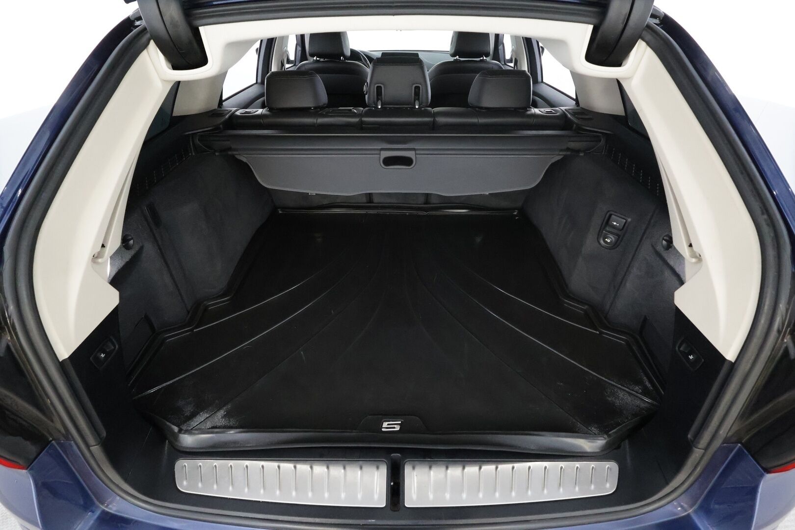 BMW 520 2018 G31 Touring 520d A Business * Webasto / Koukku / LED / Sportnahat / P.kamera / Prof.Navi / Kaistavahti / Vakkari * - Kahdet renkaat / Merkkihuollot / Upea nahkasisusta!