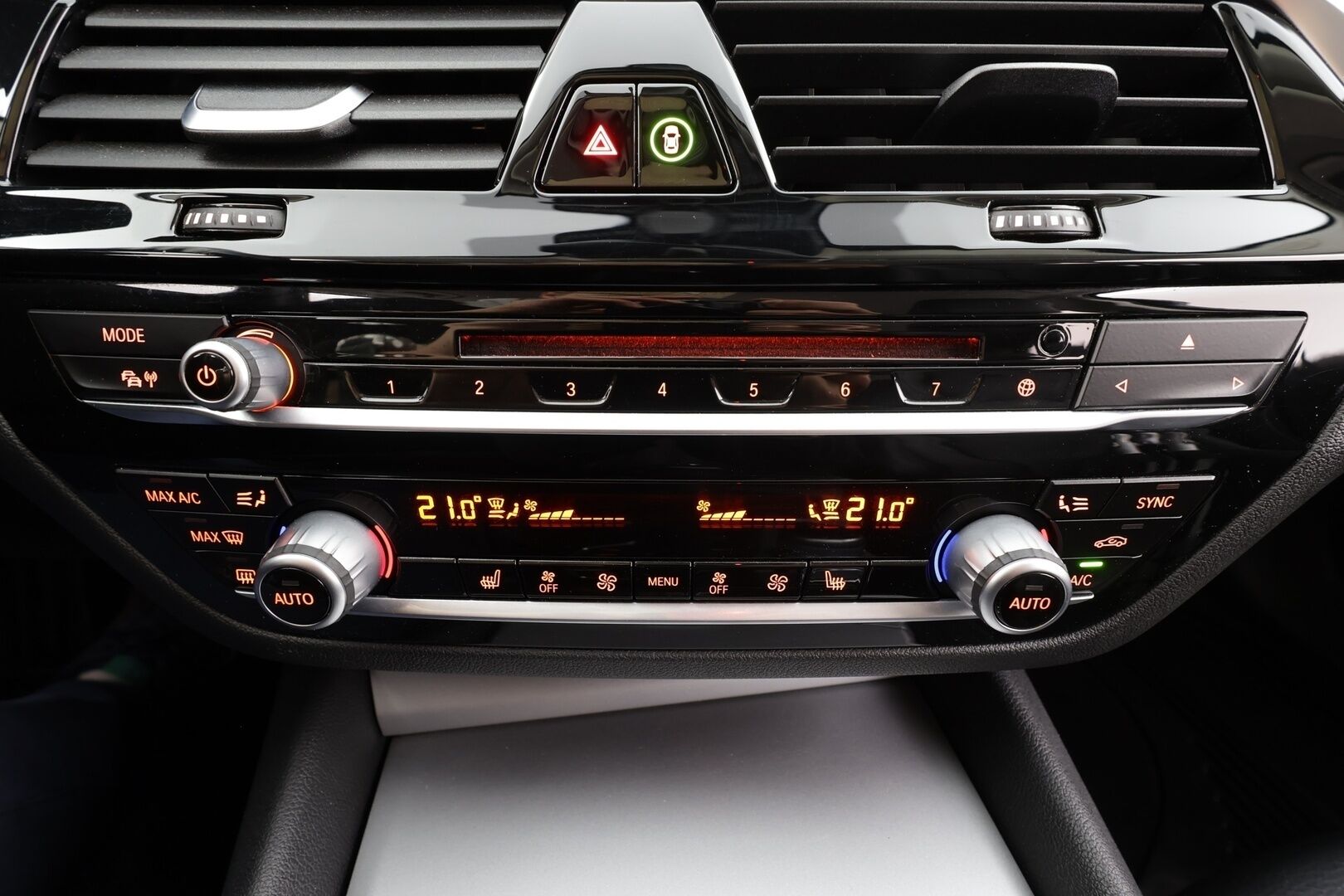 BMW 520 2018 G31 Touring 520d A Business * Webasto / Koukku / LED / Sportnahat / P.kamera / Prof.Navi / Kaistavahti / Vakkari * - Kahdet renkaat / Merkkihuollot / Upea nahkasisusta!