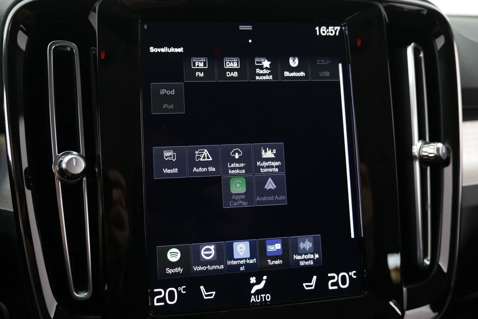Volvo XC40 2021 T3 Business aut / Webasto / Vakkari / P. kamera / Ratinlämmitin / 2 x aluvanteet - Suomi-auto / Huippu renkaat / 