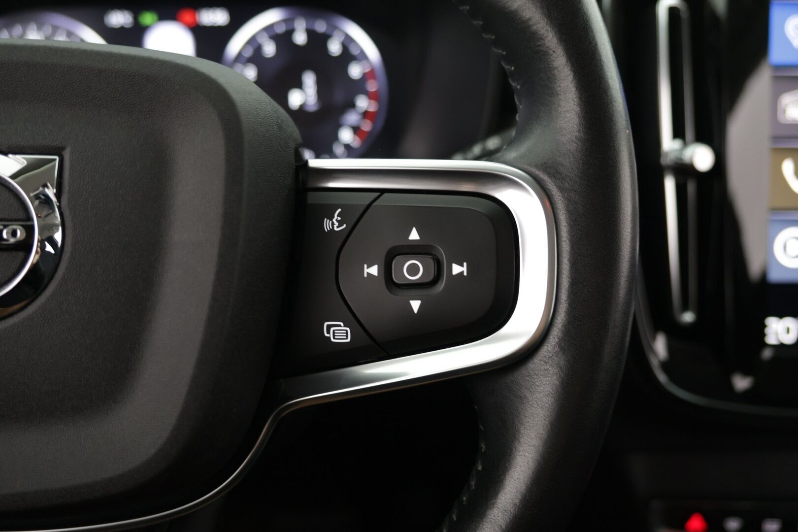 Volvo XC40 2021 T3 Business aut / Webasto / Vakkari / P. kamera / Ratinlämmitin / 2 x aluvanteet - Suomi-auto / Huippu renkaat / 