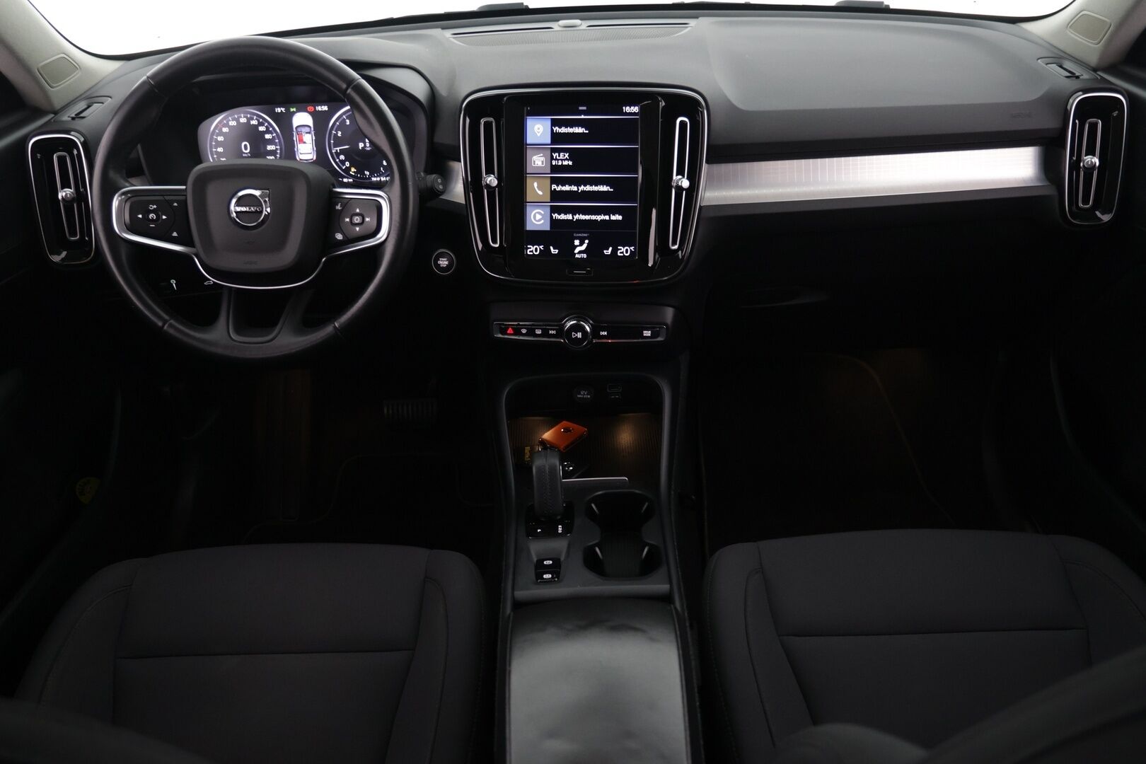 Volvo XC40 2021 T3 Business aut / Webasto / Vakkari / P. kamera / Ratinlämmitin / 2 x aluvanteet - Suomi-auto / Huippu renkaat / 