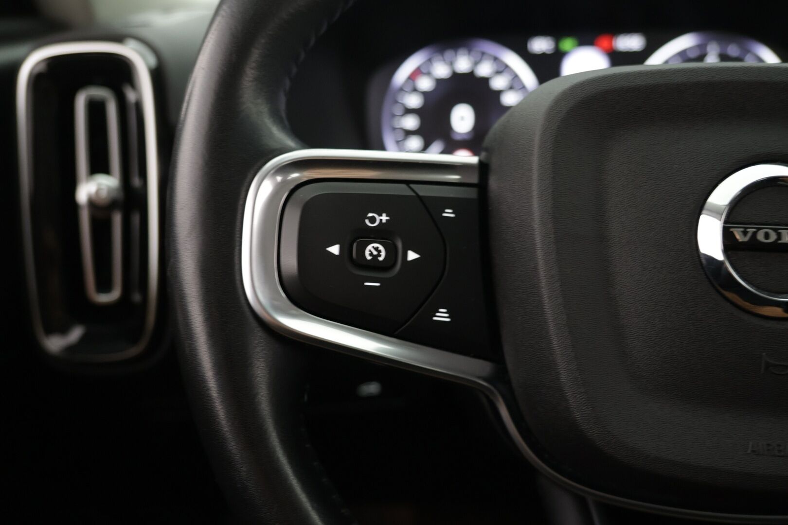 Volvo XC40 2021 T3 Business aut / Webasto / Vakkari / P. kamera / Ratinlämmitin / 2 x aluvanteet - Suomi-auto / Huippu renkaat / 