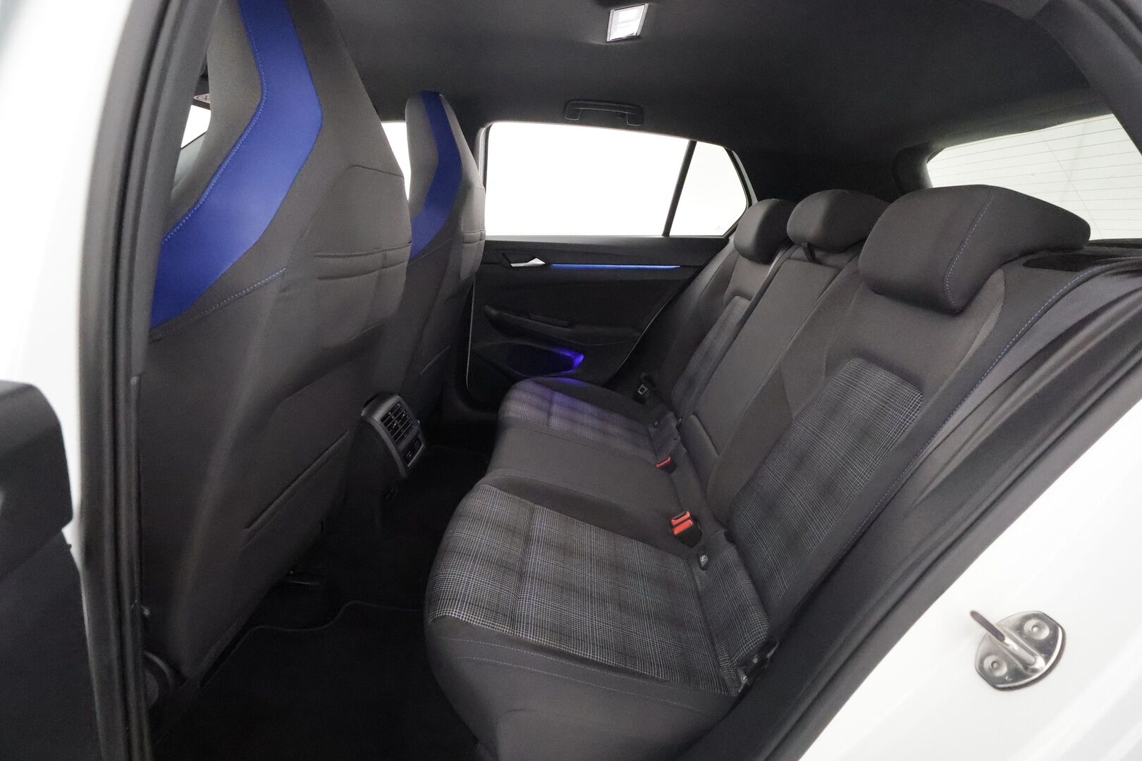 Volkswagen Golf 2021 GTE 180 kW (PHEV) DSG-automaatti - HUD / Adapt. Vakkari / Matrix-LED / P. Kamera / kaistavahti / Navi / KeylessGO / 2x Renkaat