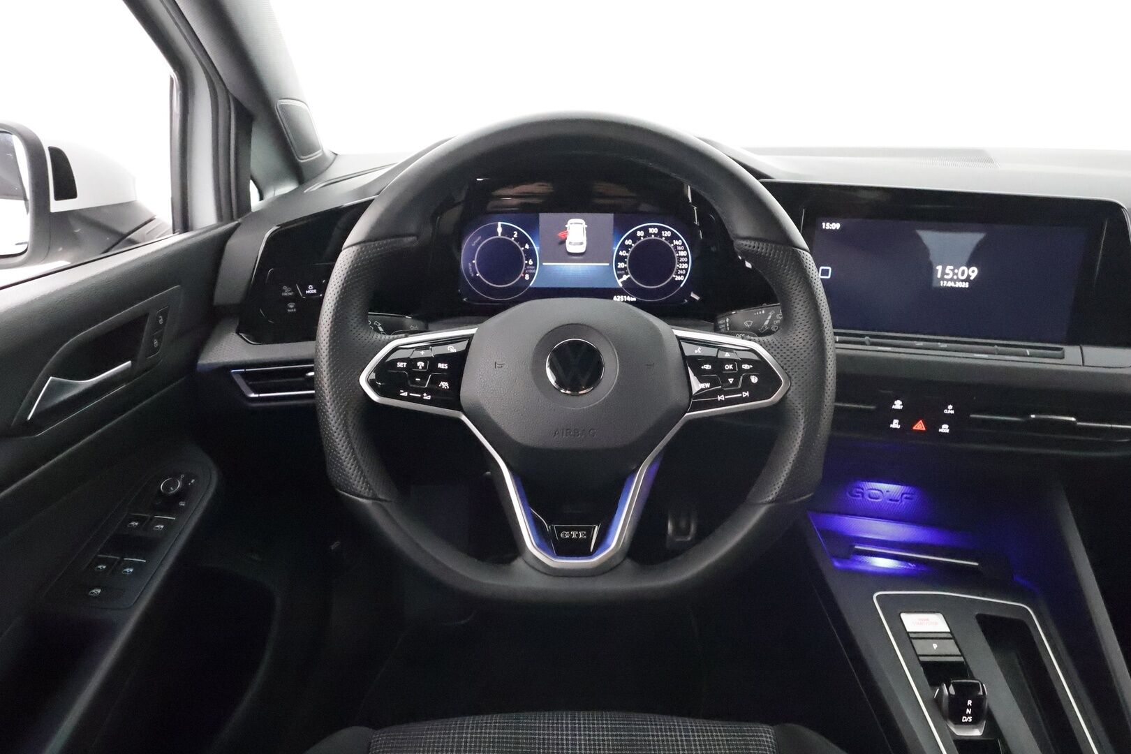 Volkswagen Golf 2021 GTE 180 kW (PHEV) DSG-automaatti - HUD / Adapt. Vakkari / Matrix-LED / P. Kamera / kaistavahti / Navi / KeylessGO / 2x Renkaat