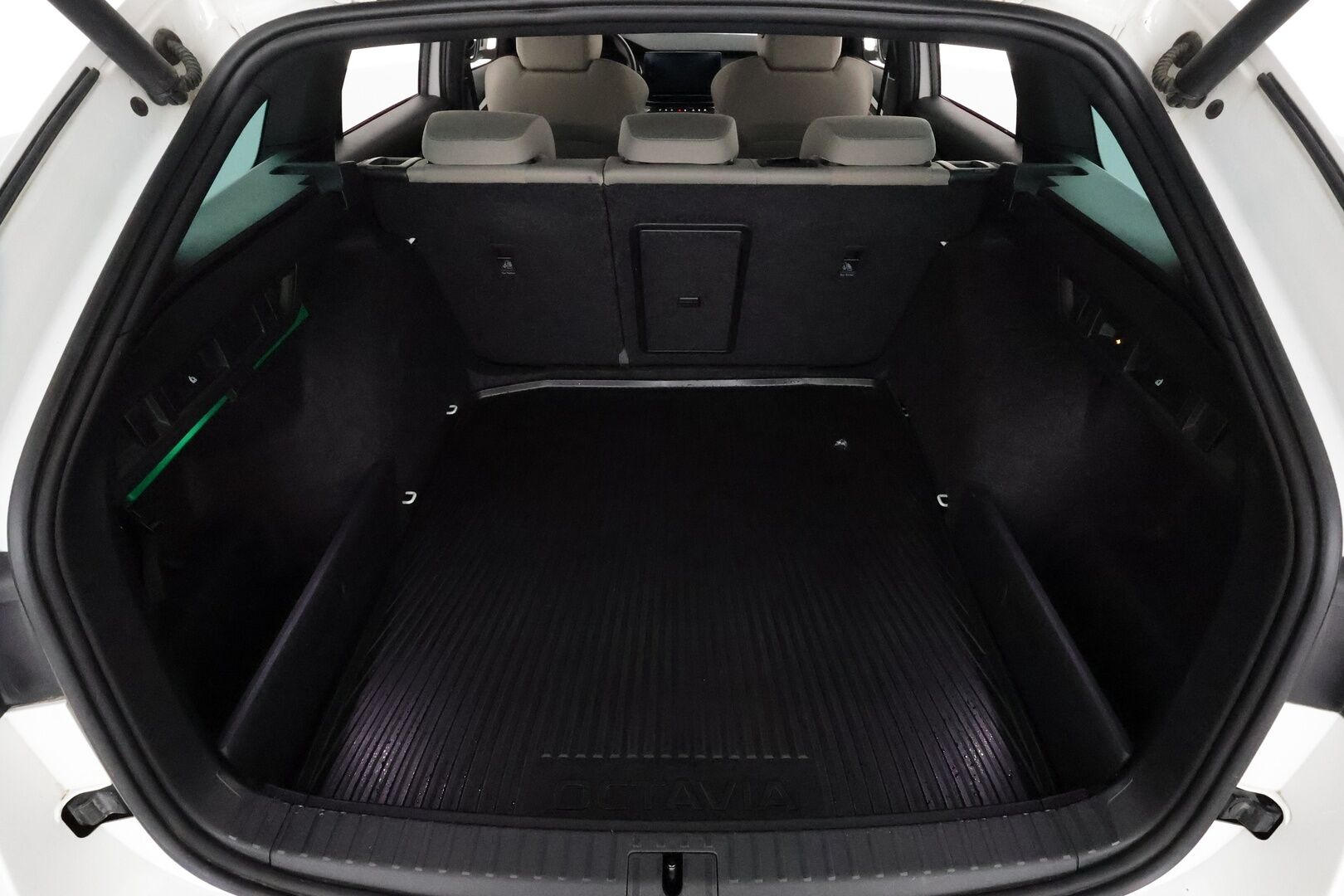 Skoda Octavia 2021 Combi 2,0 TDI 150 Style Launch Edition DSG **Webasto / Koukku / Adapt.Vakkari / Matrix-LED / HUD / P.kamera / Navi** - 1-om Suomi-auto / Merkkihuollettu / Kahdet Renkaat