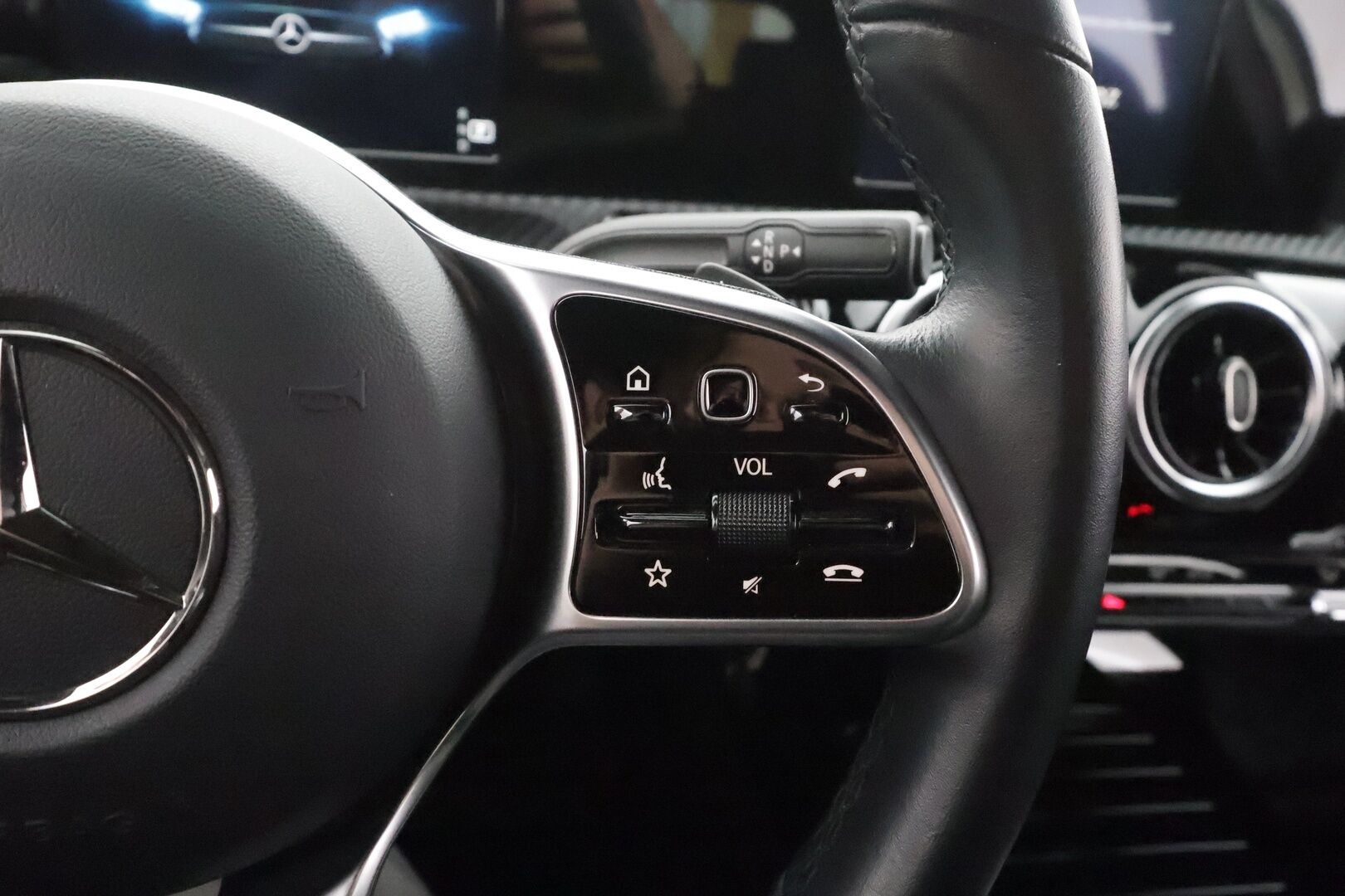 Mercedes-Benz A 2021 180 A Business Style * Vakkari / P.kamera / Puolinahat / Kaistavahti / LED / Sporttipenkit * - Suomi-auto / Kahdet renkaat aluvanteilla - HULLUT AVAJAISHULINAT KORKOTARJOUS 3,29 %