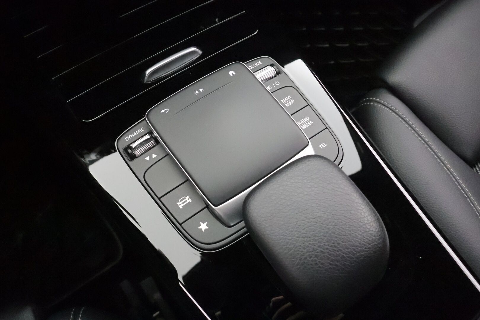 Mercedes-Benz A 2021 180 A Business Style * Vakkari / P.kamera / Puolinahat / Kaistavahti / LED / Sporttipenkit * - Suomi-auto / Kahdet renkaat aluvanteilla - HULLUT AVAJAISHULINAT KORKOTARJOUS 3,29 %