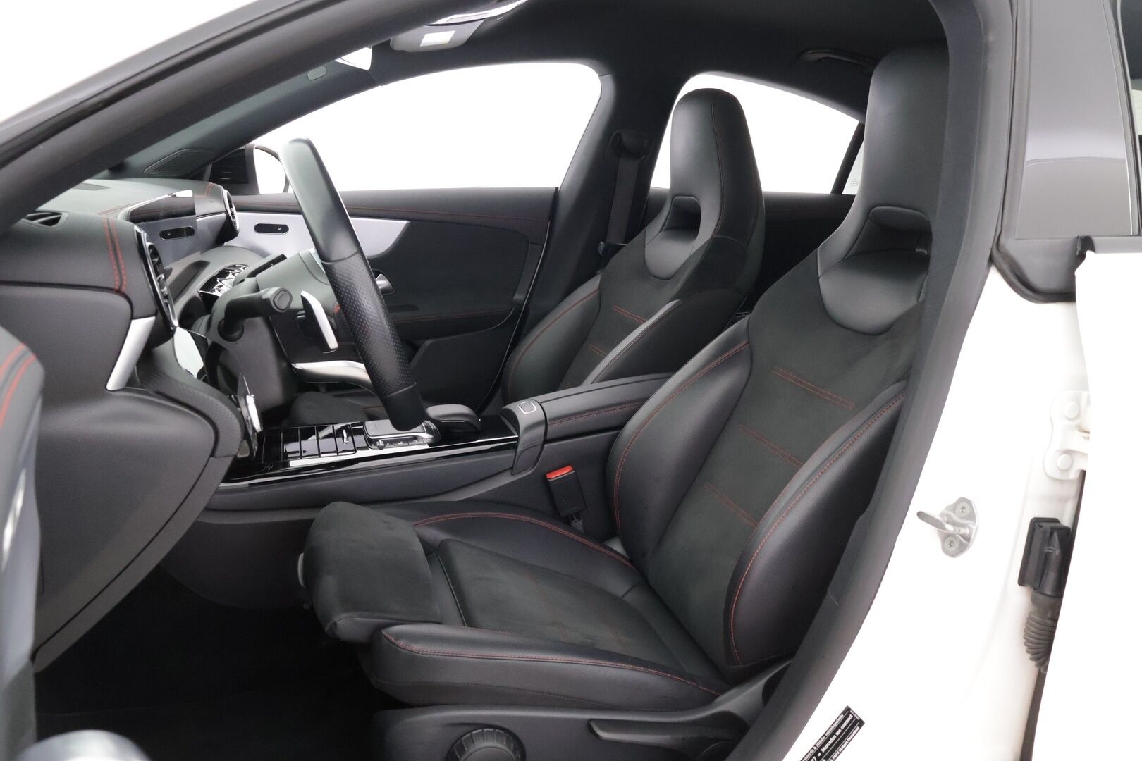 Mercedes-Benz CLA 2021 250 e A Business AMG EQ Power *P.Kamera / Tehdaskoukku / Navi / Digimittaristo* - 3,99 % KORKOTARJOUS TÄHÄN AUTOON 14.9. ASTI! - *2 x renkaat alkuperäisillä vanteilla / Hyvä huoltohistoria / Siisti yksilö* 