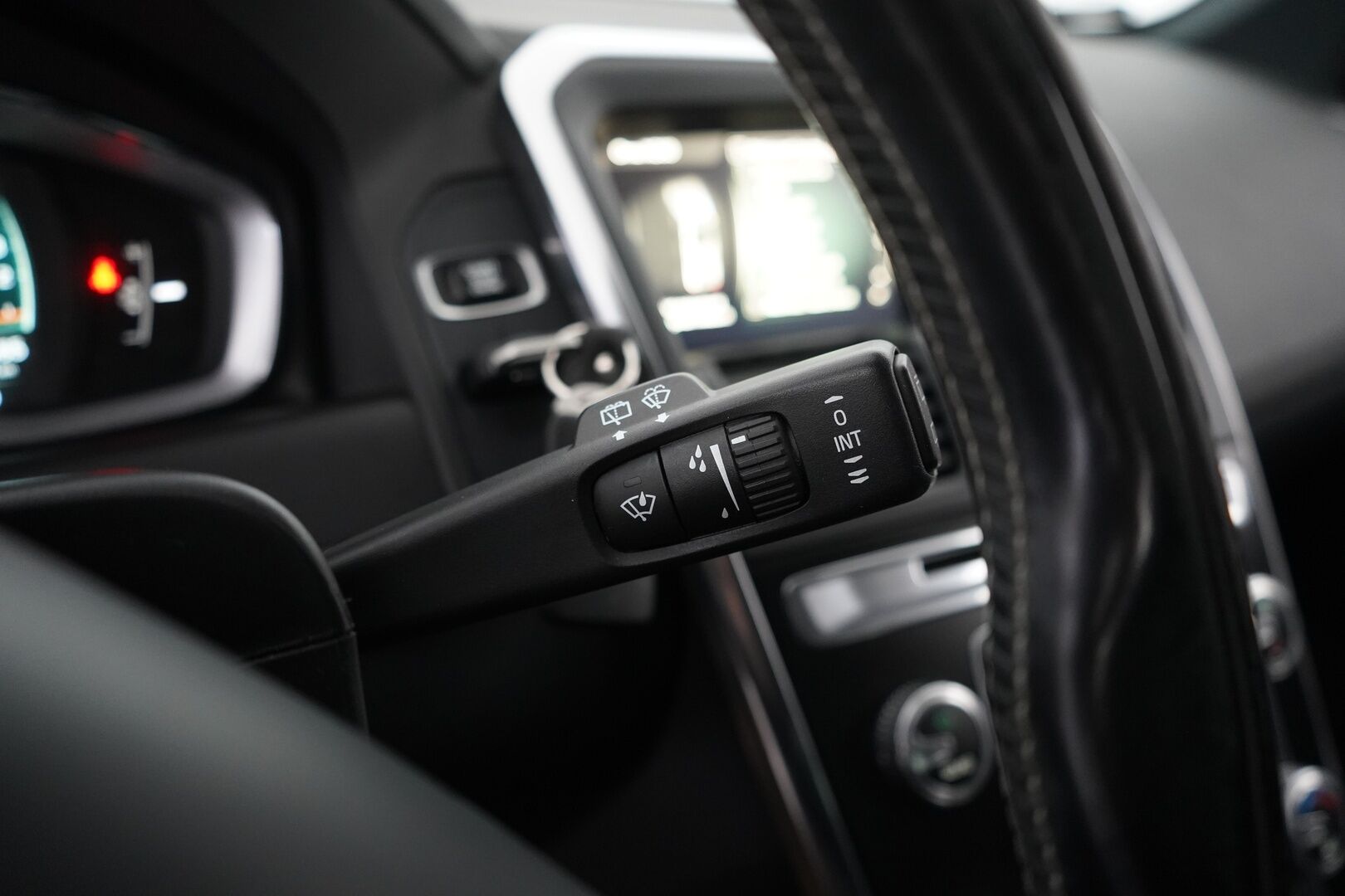 Volvo XC60 2017 D3 Business Classic R-Design - Juuri saapunut | ACC | Webasto | BLIS | Ratinlämmitin | Puolinahat | Koukku | Digimittaristo | Juuri huollettu | Katsastettu 04/2026 | Jakopää vaihdettu 04/2026 | Fiksut huollot | 2x renkaat 
