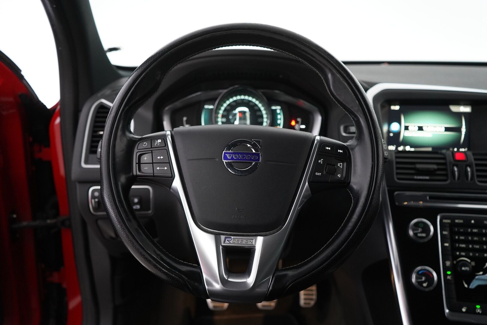 Volvo XC60 2017 D3 Business Classic R-Design - Juuri saapunut | ACC | Webasto | BLIS | Ratinlämmitin | Puolinahat | Koukku | Digimittaristo | Juuri huollettu | Katsastettu 04/2026 | Jakopää vaihdettu 04/2026 | Fiksut huollot | 2x renkaat 