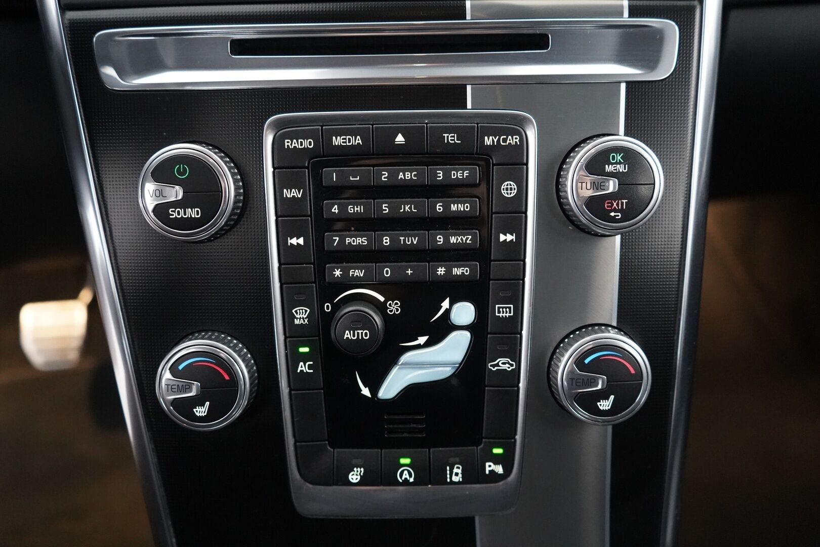 Volvo XC60 2017 D3 Business Classic R-Design - Juuri saapunut | ACC | Webasto | BLIS | Ratinlämmitin | Puolinahat | Koukku | Digimittaristo | Juuri huollettu | Katsastettu 04/2026 | Jakopää vaihdettu 04/2026 | Fiksut huollot | 2x renkaat 